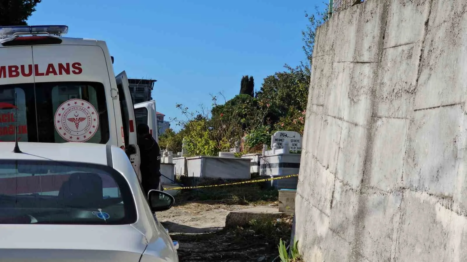 ZONGULDAK'IN KOZLU İLÇESİNDE EMEKLİ POLİS MEMURU B.P., MEZARLIKTA ÖLÜ BULUNDU.