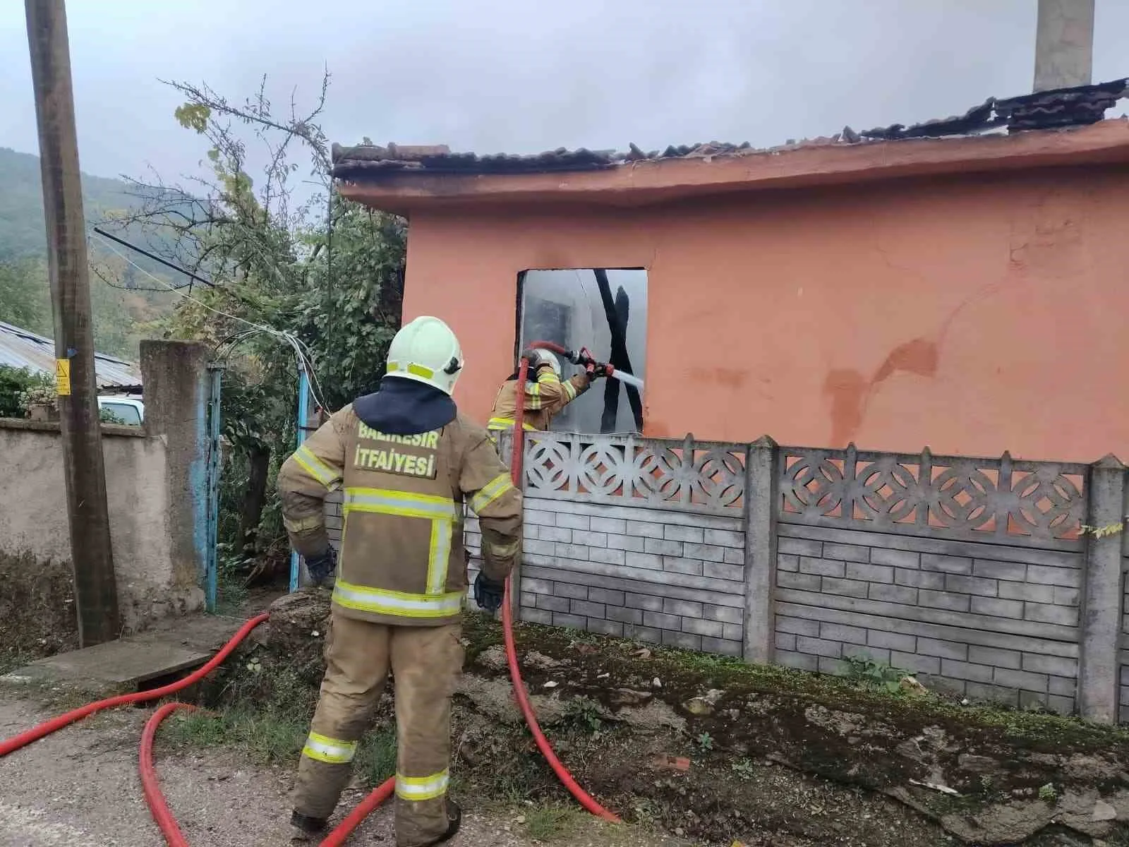 BALIKESİR'İN MANYAS İLÇESİNDE BİR EVDE ÇIKAN YANGINDA 1 KİŞİ HAYATINI KAYBETTİ. İTFAİYE EKİPLERİNİN MÜDAHALESİYLE SÖNDÜRÜLEN YANGININ ARDINDAN OLAYLA İLGİLİ SORUŞTURMA BAŞLATILDI.