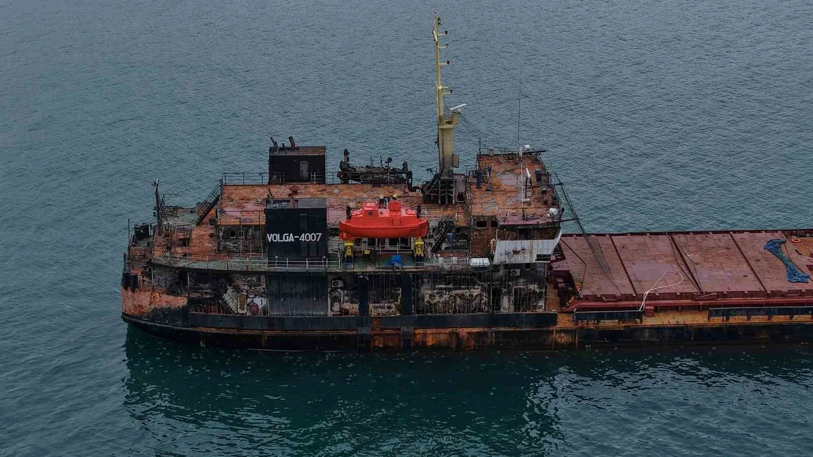 RUSYA-UKRAYNA SAVAŞI NEDENİYLE KARADENİZ’DE DRON SALDIRILARININ HEDEFİ OLAN TİCARİ GEMİLERDEN BİRİ DAHA TRABZON AÇIKLARINDA GÖRÜLDÜ. VOLGA-4007 İSİMLİ YÜK GEMİSİ, ALDIĞI HASARLARIN İZLERİYLE TRABZON AÇIKLARINA DEMİRLEDİ.