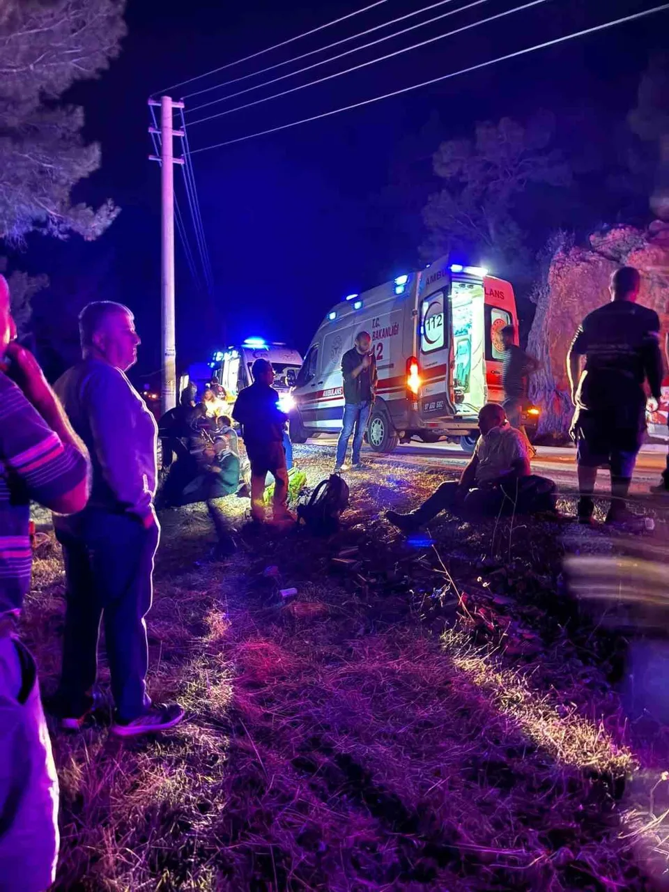 ANTALYA'NIN KUMLUCA İLÇESİNDE DAĞCI BİR EKİBİ TAŞIYAN MİNİBÜSÜN ŞARAMPOLE DEVRİLMESİ SONUCU SÜRÜCÜ DÂHİL 15 KİŞİ YARALANDI.