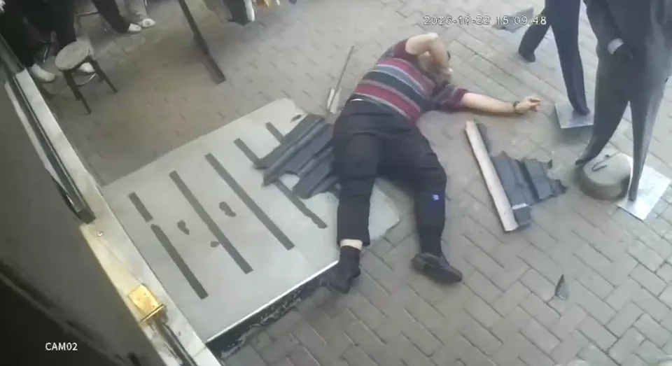 BURSA'NIN OSMANGAZİ İLÇESİNDE EĞİTİM KURSUNDA ÇALIŞAN KİŞİ, KORKULUK DEMİRİNİN KOPMASI SONUCU AŞAĞI DÜŞTÜ. KAFA ÜSTÜ YERE ÇAKILAN ŞAHIS HAYATINI KAYBEDERKEN, FECİ KAZA GÜVENLİK KAMERASINA YANSIDI.