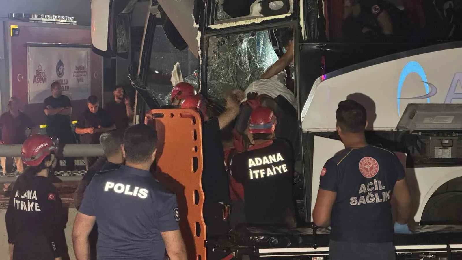 ADANA'DA KONTROLDEN ÇIKAN YOLCU OTOBÜSÜ ÖNCE TABELA DİREĞİNE ARDINDAN ALT GEÇİT DUVARINA ÇARPTI. KAZADA YARALANAN 11 KİŞİ HASTANELERE KALDIRILDI.