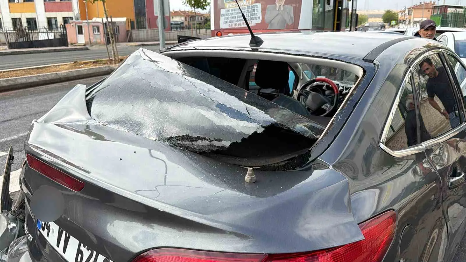 DİYARBAKIR’DA BİR İLKOKULUN ÖNÜNDE ÖZEL HALK OTOBÜSÜ İLE OTOMOBİLİN ÇARPIŞMASI SONUCU BİRİ ÇOCUK 4 KİŞİ HAFİF YARALANDI.