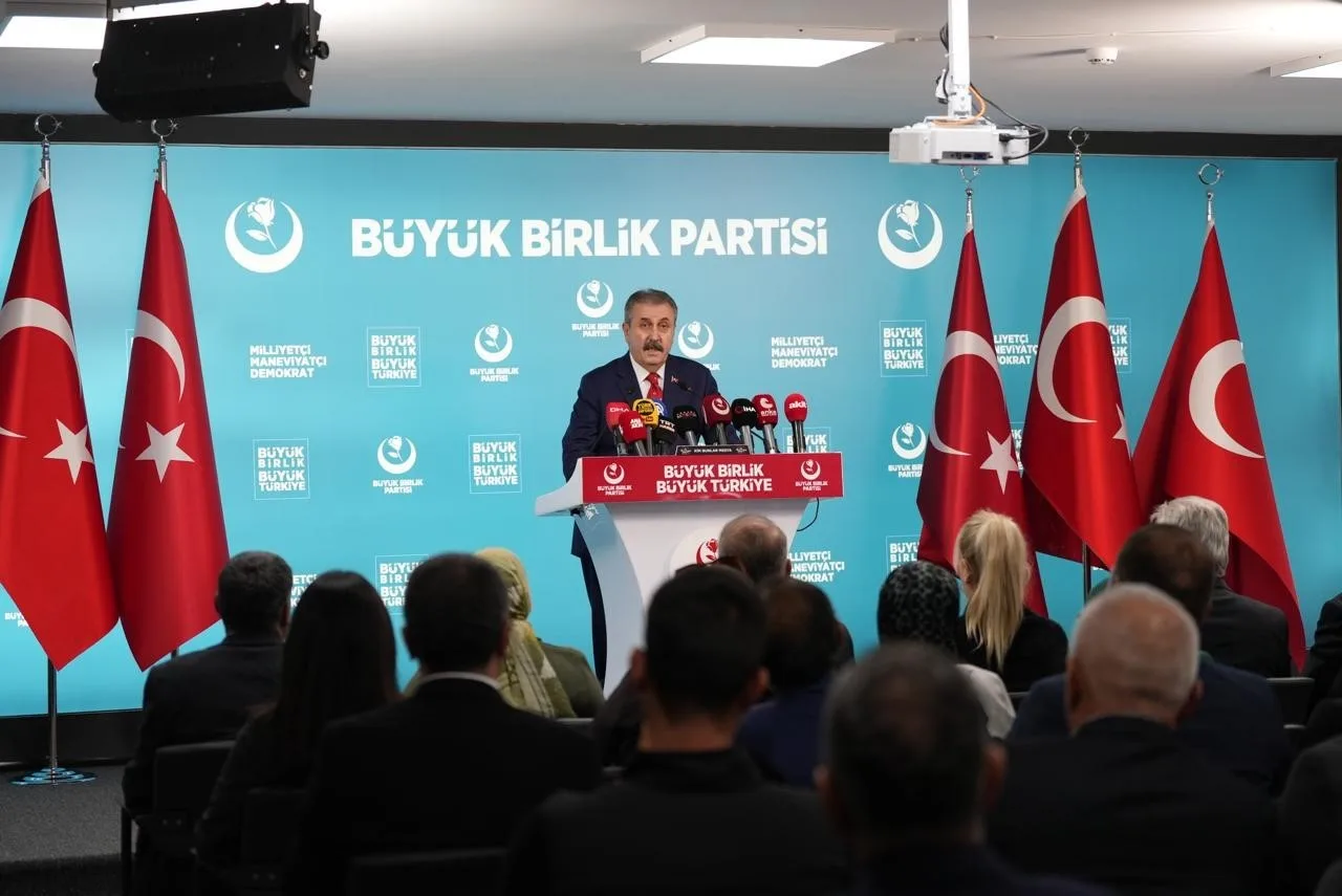 TÜRK DEVLETLERİ TEŞKİLATLARI BİRLİĞİ'NİN 13’ÜNCÜ ZİRVESİ’NİN TARİHİ BİR BULUŞMA OLDUĞUNU VURGULAYAN BÜYÜK BİRLİK PARTİSİ (BBP) GENEL BAŞKANI MUSTAFA DESTİCİ, "TÜRK DÜNYASI BİRLİKTE İNŞA EDİLECEK BİR GELECEĞİN VE ULAŞACAK KIZIL ELMANIN ADIDIR" DEDİ.