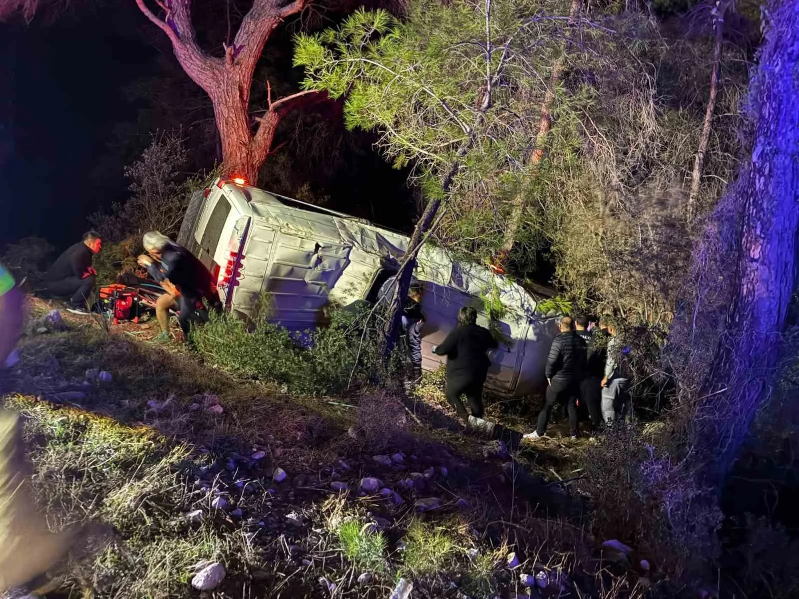 ANTALYA'NIN KUMLUCA İLÇESİNDE DAĞCI BİR EKİBİ TAŞIYAN MİNİBÜSÜN ŞARAMPOLE DEVRİLMESİ SONUCU SÜRÜCÜ DÂHİL 15 KİŞİ YARALANDI.