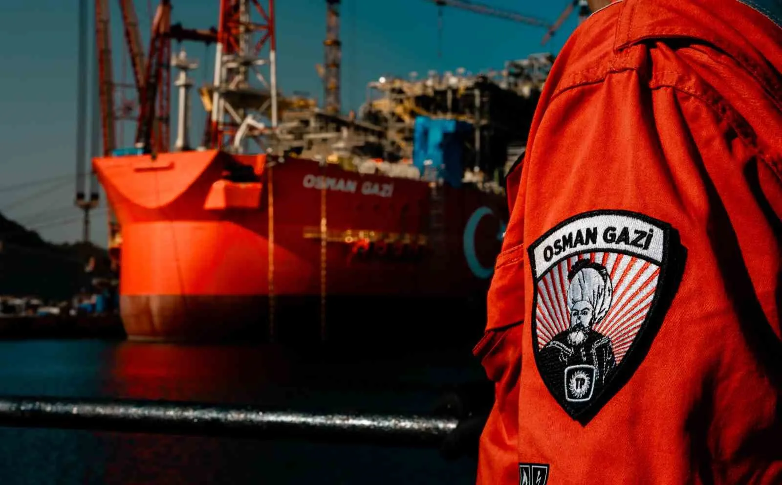 ENERJİ VE TABİİ KAYNAKLAR BAKANI ALPARSLAN BAYRAKTAR, TÜRKİYE’NİN İLK YÜZER ÜRETİM PLATFORMU OSMAN GAZİ’NİN MAVİ VATAN’DAKİ GÖREV YERİNE GİTMEK İÇİN HAZIR OLDUĞUNU BELİRTEREK "DOĞAL GAZ İHTİYACINI YERLİ İMKANLARLA KARŞILADIĞIMIZ HANE SAYISINI 4 MİLYONDAN 8 MİLYONA ÇIKARMIŞ OLACAĞIZ" DEDİ.