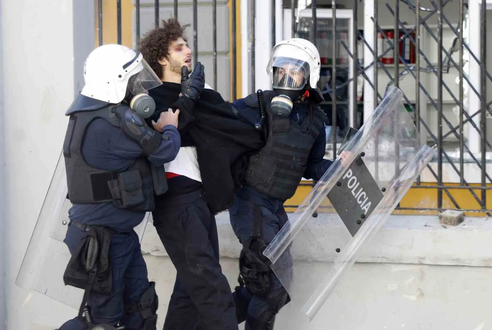 ARNAVUTLUK'TA AĞIRLIKLI OLARAK ÜNİVERSİTE VE LİSE ÖĞRENCİLERİNİN GERÇEKLEŞTİRDİĞİ PROTESTOLAR DÖRDÜNCÜ GÜNÜNDE DEVAM EDERKEN, POLİS VE GÖSTERİCİLER ARASINDA ÇATIŞMALAR YAŞANDI.