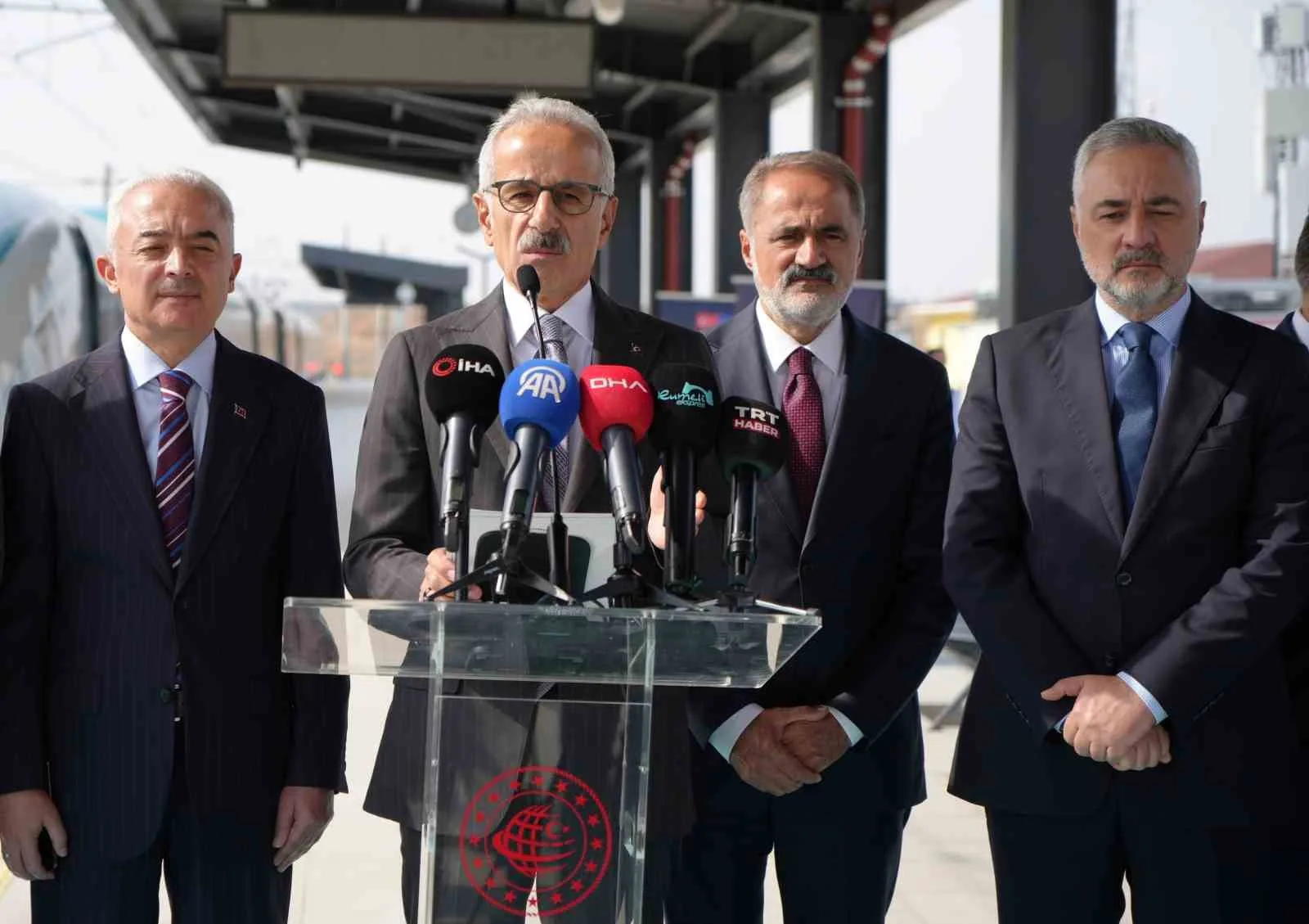 ULAŞTIRMA VE ALTYAPI BAKANI ABDULKADİR URALOĞLU, CUMHURBAŞKANI RECEP TAYYİP ERDOĞAN’IN KATILIMIYLA YARIN HİZMETE AÇILACAK ÇERKEZKÖY-KAPIKULE HIZLI TREN HATTI’NIN AÇILIŞI ÖNCESİNDE KIRKLARELİ’NİN BABAESKİ İLÇESİNDE AÇIKLAMALARDA BULUNDU.