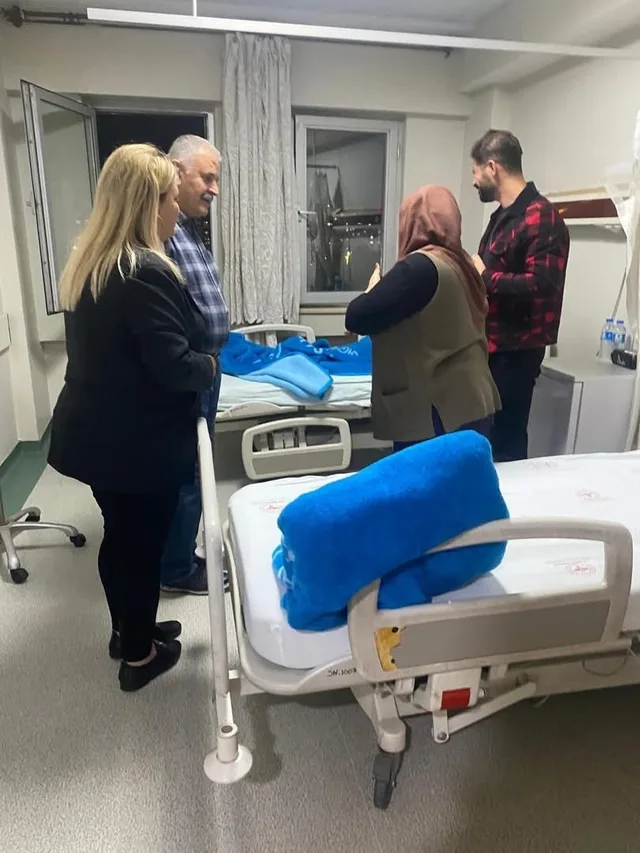 SİİRT’İN KURTALAN İLÇESİNDE GIDA ZEHİRLENMESİ ŞÜPHESİYLE HASTANEYE KALDIRILANLARIN SAYISI 34’Ü ÖĞRENCİ OLMAK ÜZERE 40’A YÜKSELDİ.