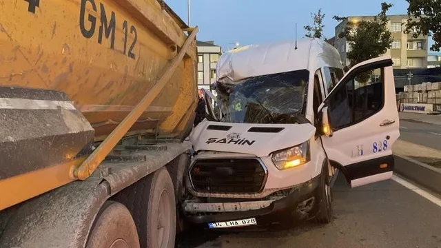 ARNAVUTKÖY’DE SERVİS MİNİBÜSÜ HAFRİYAT KAMYONUNA ÇARPTI: 9 YARALI