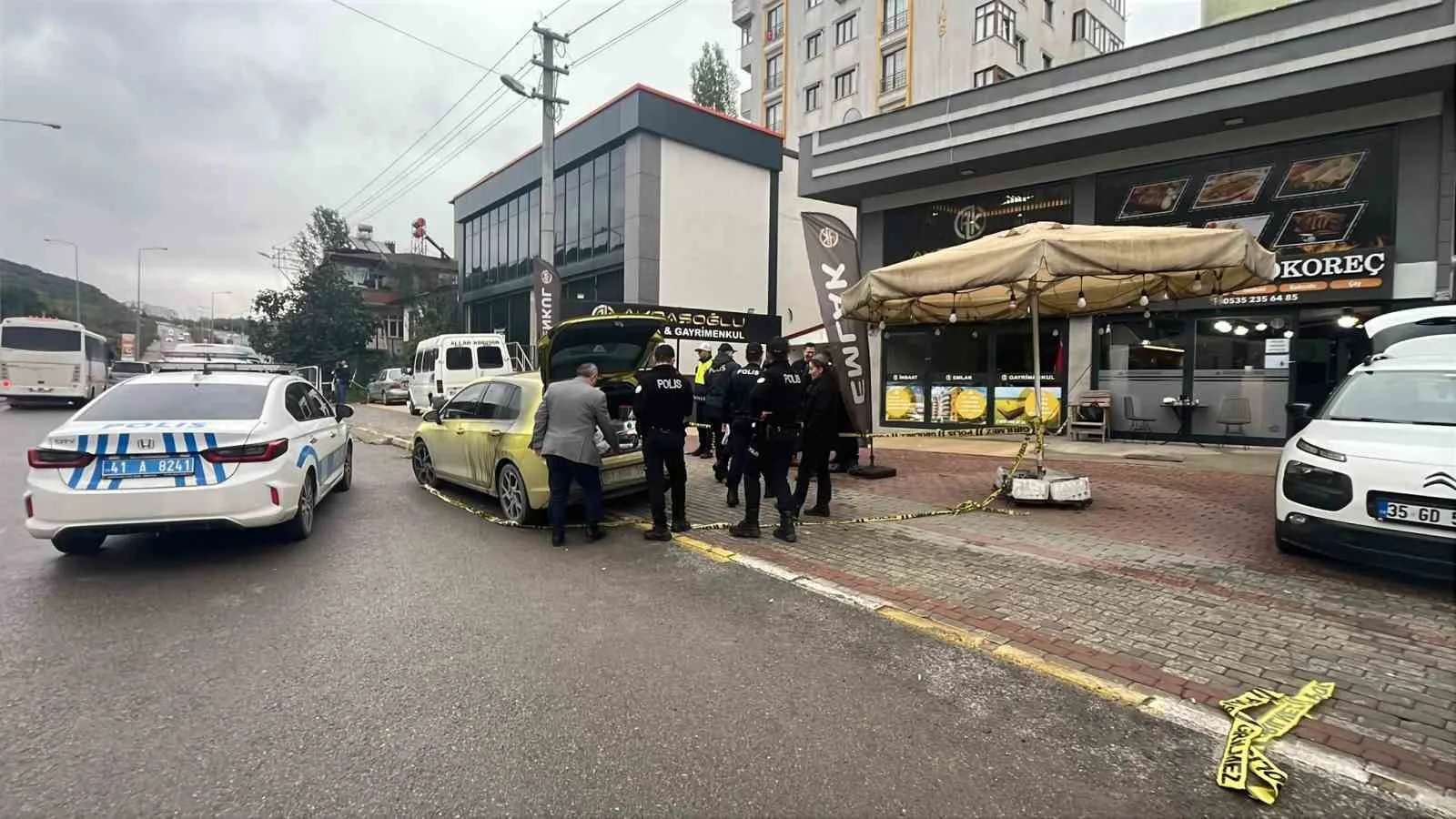 OLAY, SAAT 14.30 SIRALARINDA KÖŞKLÜÇEŞME MAHALLESİ SOMA MADEN ŞEHİTLERİ CADDESİ'NDE BULUNAN EMLAK OFİSİNDE MEYDANA GELDİ.