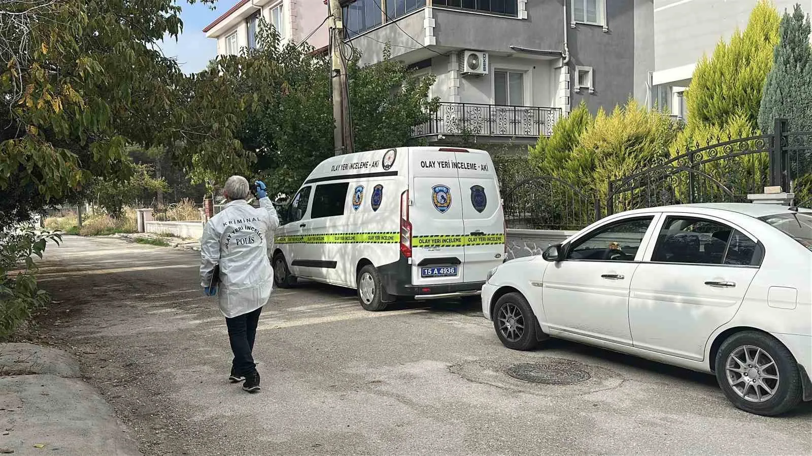 BURDUR’DA ÖZEL BİR YURTTA KALAN 25 YAŞINDAKİ GENÇ, ODASINDA ÖLÜ BULUNDU.