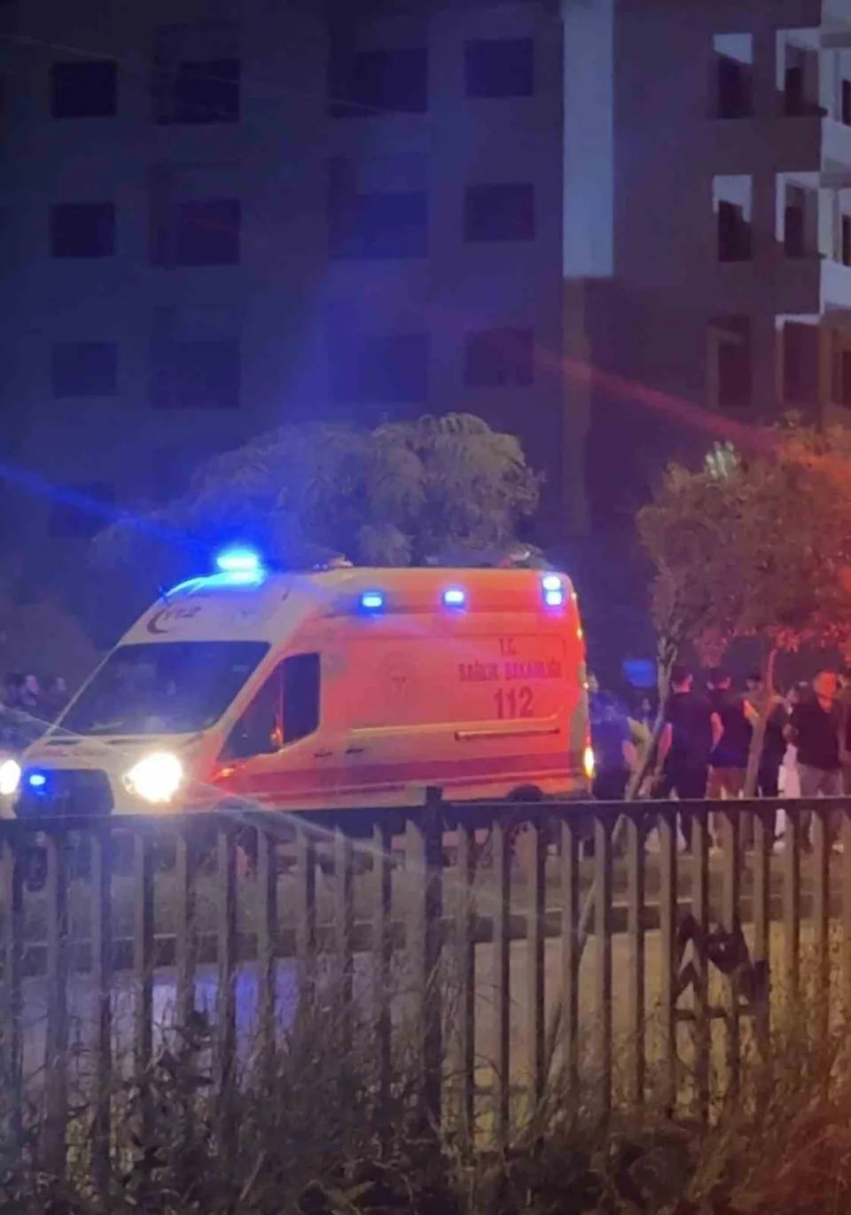 ÇARPMANIN ETKİSİYLE AĞIR YARALANAN YAŞLI KADIN, OLAYIN ARDINDAN HASTANEYE KALDIRILDI. ANCAK KARAALP, YAPILAN TÜM MÜDAHALELERE RAĞMEN KURTARILAMADI.