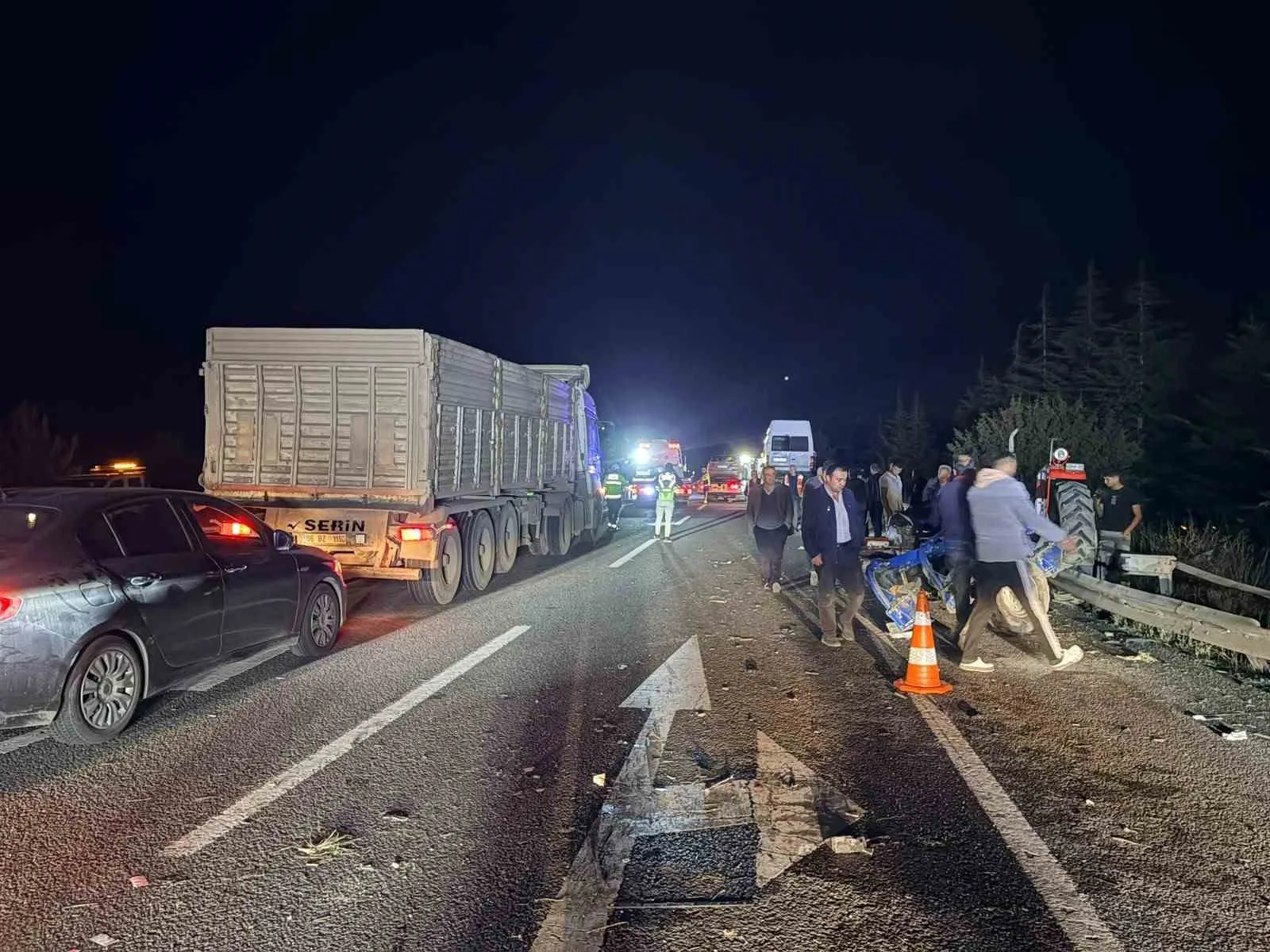 KÜTAHYA'DA TRAKTÖR, MİNİBÜS VE İKİ OTOMOBİLİN KARIŞTIĞI ZİNCİRLEME TRAFİK KAZASINDA 7 KİŞİ YARALANDI.