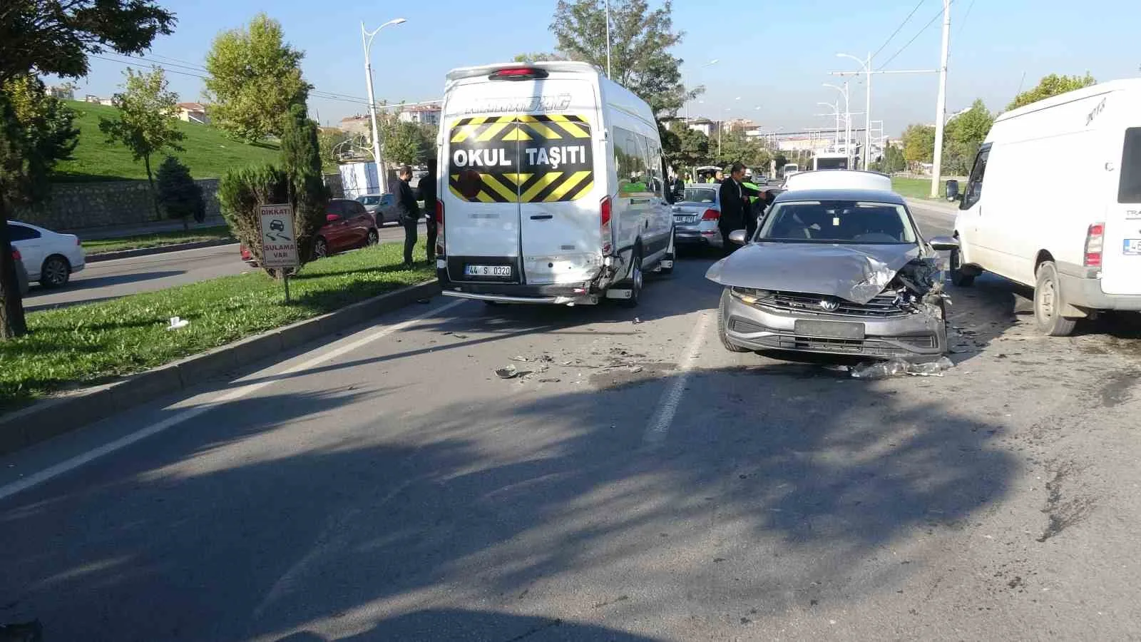 MALATYA'DA 6 ARACIN KARIŞTIĞI ZİNCİRLEME TRAFİK KAZASINDA 3 KİŞİ YARALANDI.