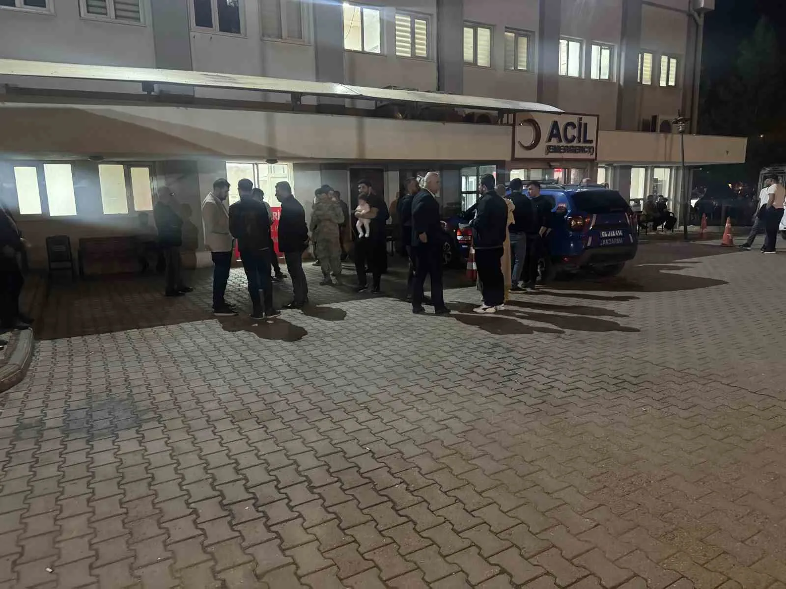 SİİRT’İN KURTALAN İLÇESİNE BAĞLI KAYABAĞLAR BELDESİNDE DIŞARIDAN YEDİKLERİ YEMEK SONRASI RAHATSIZLANAN 25 KİŞİ, HASTANEYE KALDIRILARAK TEDAVİ ALTINA ALINDI.
