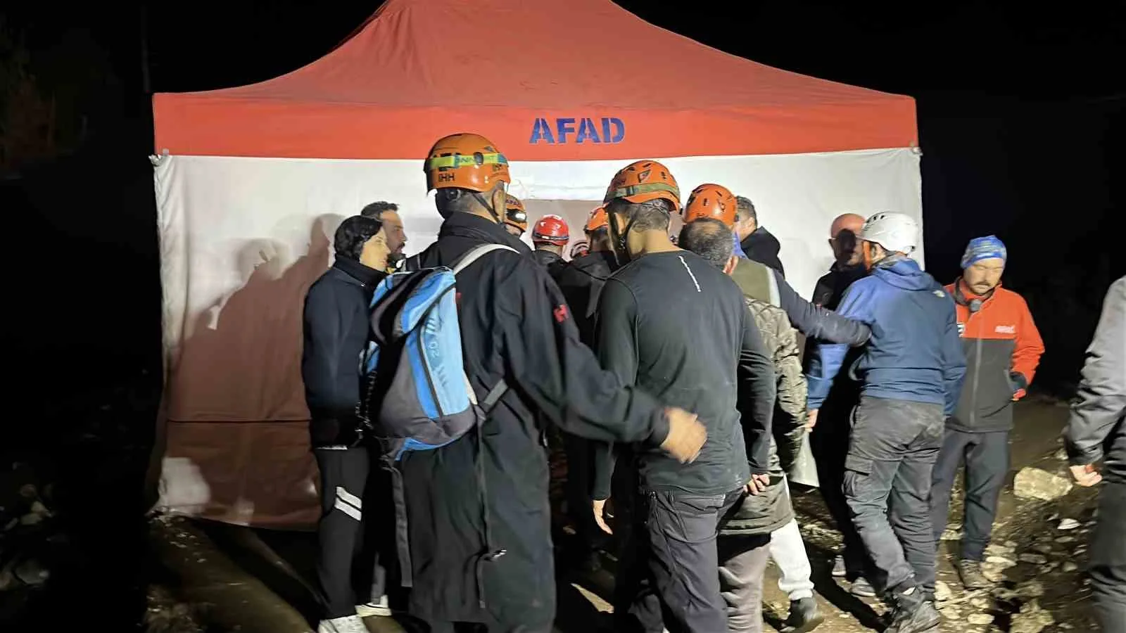 SÜTÇÜLER İLÇESİNDEKİ YAZILI KANYON’DA BULUNAN İNSAN HAK VE HÜRRİYETLERİ İNSANİ YARDIM VAKFI (İHH) BÜNYESİNDEKİ 14 GÖNÜLLÜYE ULAŞILAMADIĞI YÖNÜNDE 112 ACİL ÇAĞRI MERKEZİ’NE İHBARDA BULUNULMUŞ, BÖLGEYE ANTALYA, ISPARTA, BURDUR, DENİZLİ, AFYONKARAHİSAR, KASTAMONU VE KONYA’DAN AFAD EKİPLERİ BÖLGEYE SEVK EDİLMİŞTİ.