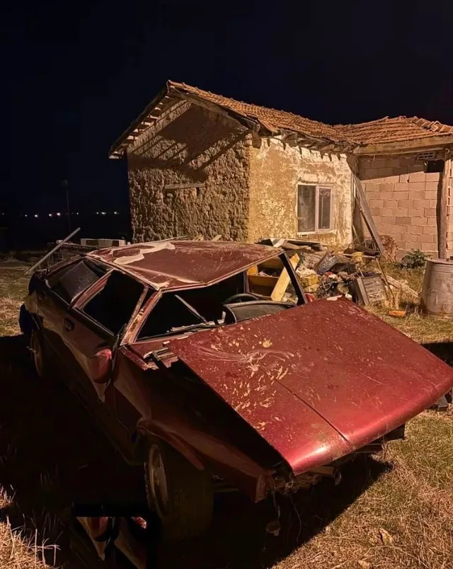 POLATLI’DA FARKLI NOKTALARDA MEYDANA GELEN İKİ AYRI TRAFİK KAZASINDA TOPLAM 5 KİŞİ YARALANDI. KAZALARDA TAKLA ATAN OTOMOBİLLERDEN BİRİNDE 4 KİŞİLİK AİLE BULUNURKEN, DİĞER KAZADA YARALANAN SÜRÜCÜ HASTANEYE KALDIRILDI.