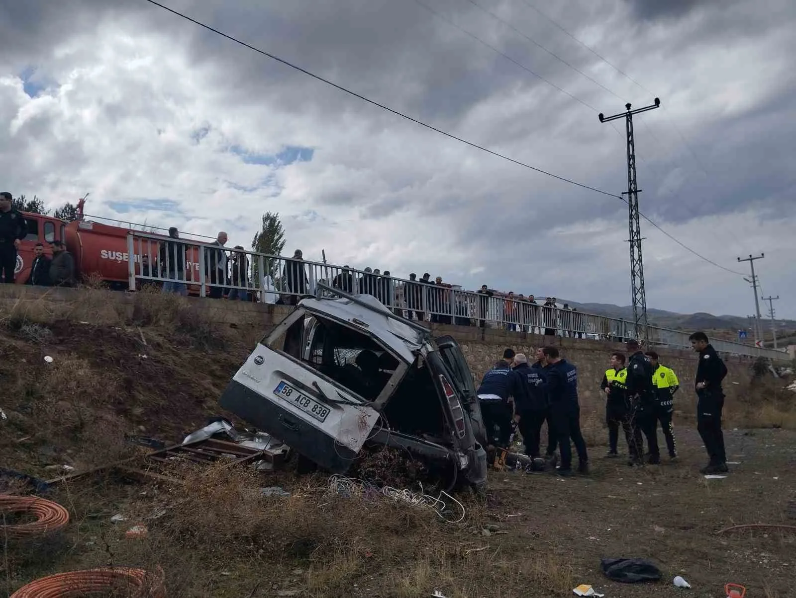 SİVAS'IN SUŞEHRİ İLÇESİNDE KONTROLDEN ÇIKARAK ŞARAMPOLE UÇAN HAFİF TİCARİ ARAÇTA BULUNAN 1 KİŞİ ÖLDÜ, 2'Sİ AĞIR 4 KİŞİ YARALANDI.