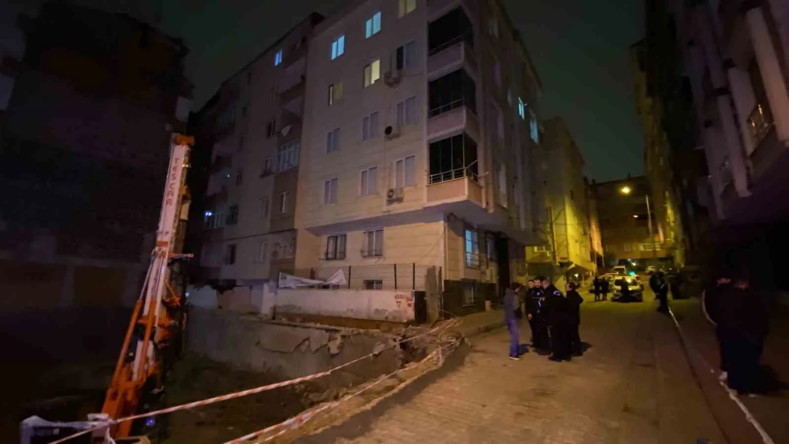 İSTANBUL BAHÇELİEVLER'DE TEMEL KAZISI YAPILAN İNŞAATIN İSTİNAT DUVARININ YIKILMASI SONUCU BİTİŞİKTEKİ 6 VE 7 KATLI İKİ BİNANIN ZEMİNİNDE YAKLAŞIK 10 SANTİMETRELİK ÇÖKME MEYDANA GELDİ. BİNALARDAKİ 20 DAİRE TEDBİR AMAÇLI TAHLİYE EDİLDİ.