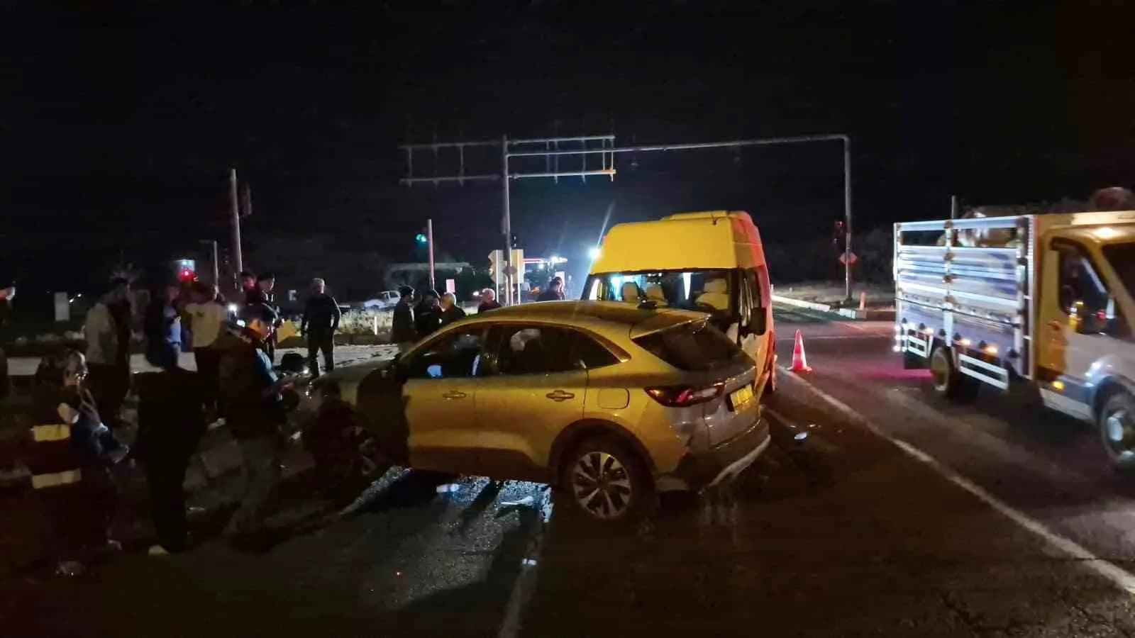 ADIYAMAN’DA MİNİBÜS İLE OTOMOBİLİN ÇARPIŞMASI SONUCU 12 KİŞİ YARALANDI.