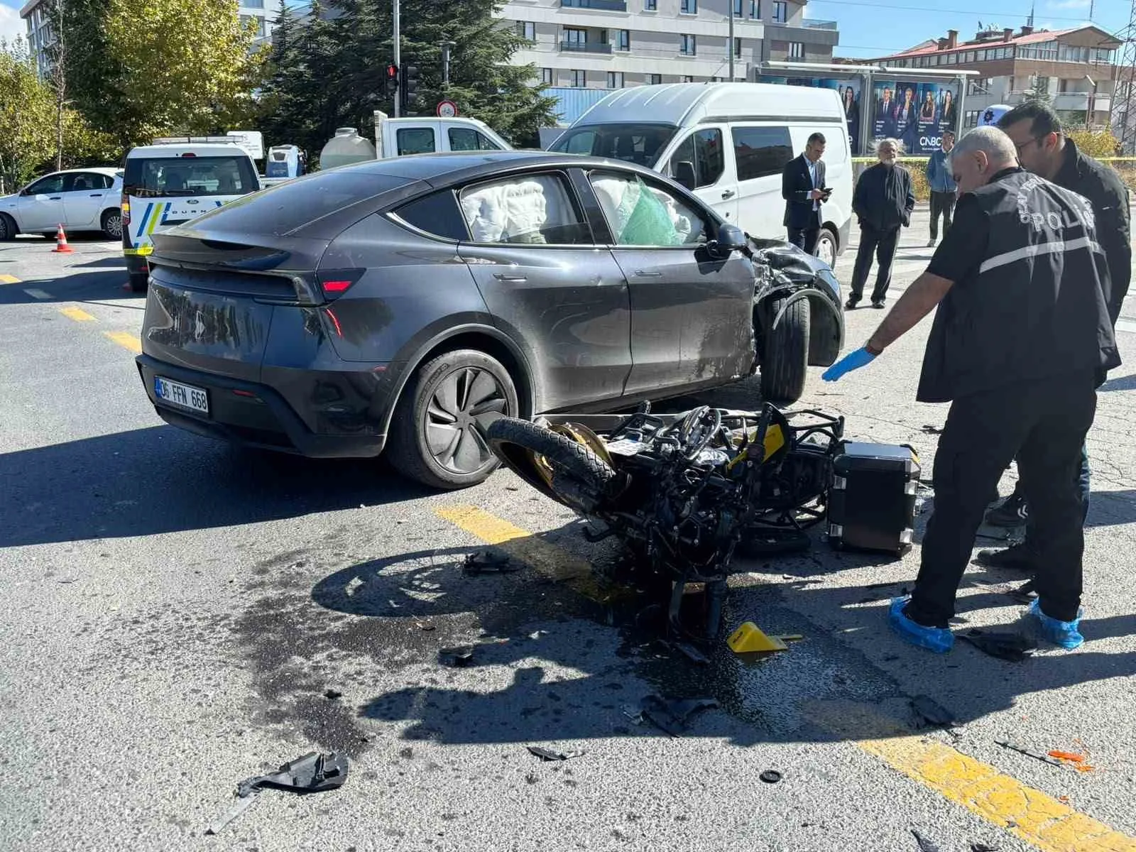 ANKARA'DA MOTOSİKLETLE OTOMOBİLİN ÇARPIŞMASINDAN DOLAYI MEYDANA GELEN KAZADA BİR KİŞİ HAYATINI KAYBETTİ.