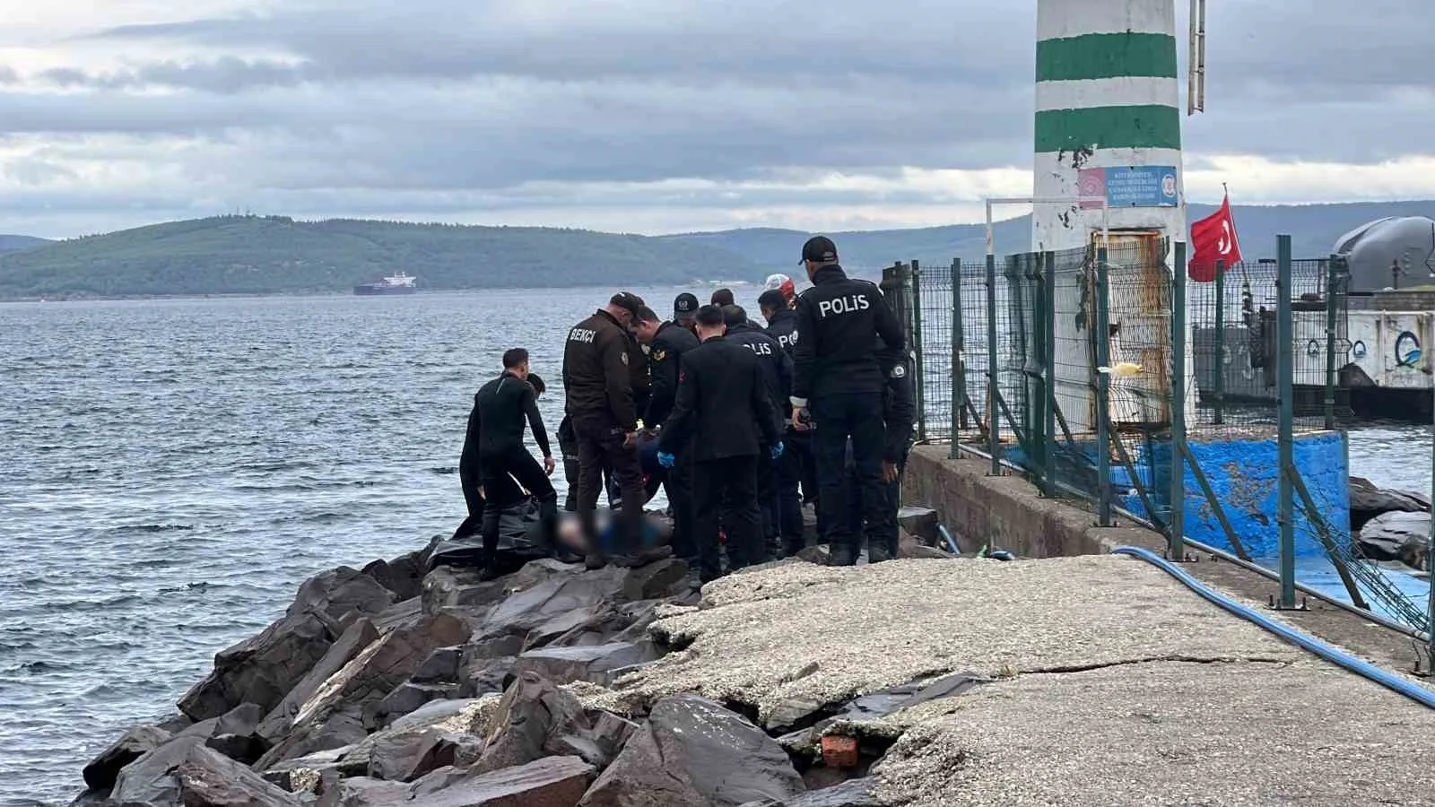 ÇANAKKALE’DE DENİZDE BİR CESET BULUNDU.