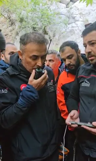 ISPARTA’NIN SÜTÇÜLER İLÇESİNDEKİ YAZILI KANYON’DA MAHSUR KALAN 10 İHH GÖNÜLLÜSÜNÜN KURTARILMASI ÇALIŞMALARINDA DRON İLE TELSİZ ULAŞTIRILMASI VE MAHSUR KALANLARLA İLK İLETİŞİM ANI CEP TELEFONU KAMERASINA YANSIDI.