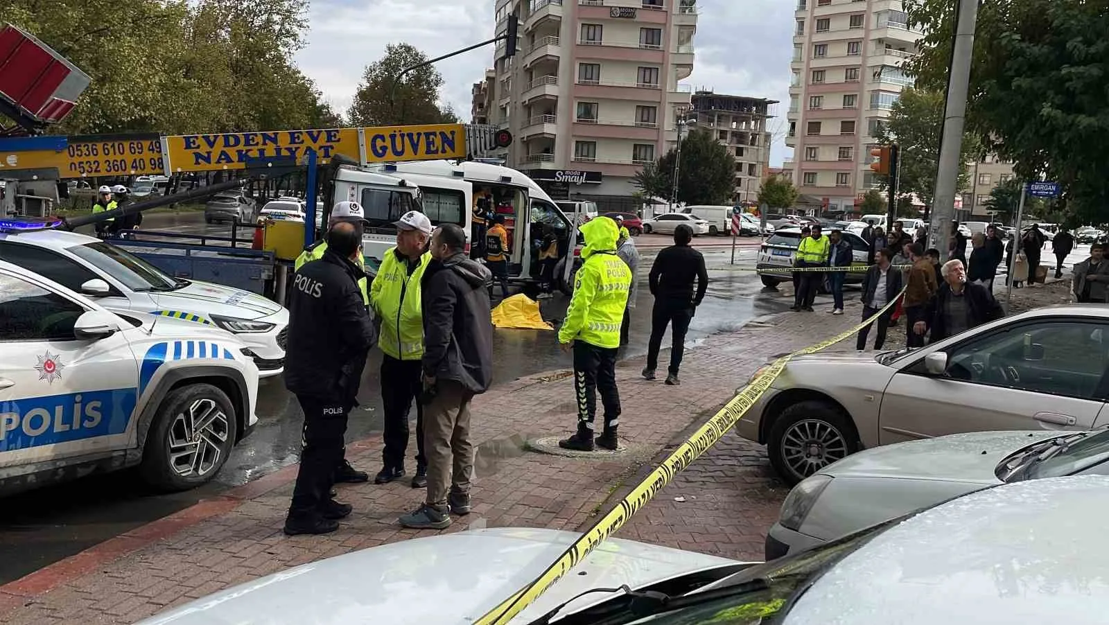 KONYA’DA YOLUN KARŞISINA GEÇMEYE ÇALIŞAN YAŞLI KADINA NAKLİYE KAMYONU ÇARPTI. KAZADA YAŞLI KADIN HAYATINI KAYBETTİ.