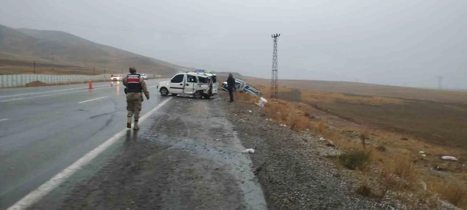 VAN BAŞKALE KARAYOLU GÜZELDERE TÜNELİ MEVKİSİNDE 3 ARACIN KARIŞMASI SONUCU MEYDANA GELEN TRAFİK KAZASINDA 3'Ü AĞIR 12 KİŞİ YARALANDI.