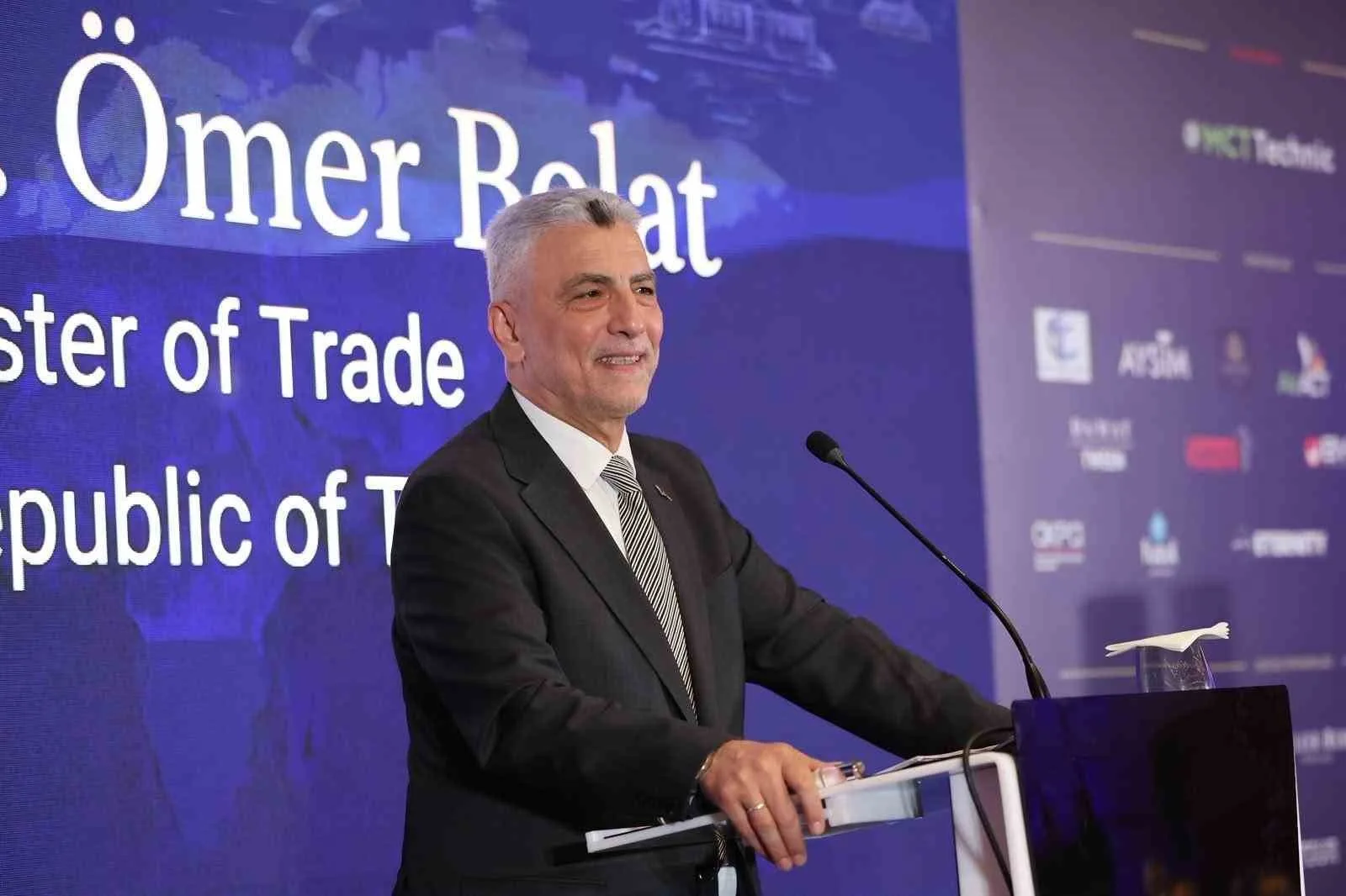 BOLAT, KONFERANSTA TÜRK, AMERİKAN VE AVRUPA İŞ DÜNYASININ TEMSİLCİLERİYLE BİR ARAYA GELDİ. TÜRKİYE’NİN KÜRESEL EKONOMİDE ARTAN BELİRSİZLİKLER VE JEOPOLİTİK RİSKLER KARŞISINDA YATIRIM, ÜRETİM VE İHRACAT MERKEZİ OLARAK KONUMUNU GÜÇLENDİRMEYİ HEDEFLEDİĞİNİ BELİRTEN BOLAT, BU DOĞRULTUDA YÜRÜTÜLEN ÇALIŞMALARA DEĞİNDİ.
