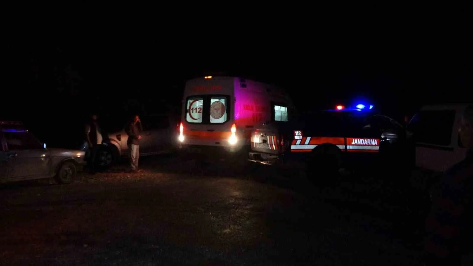 ANTALYA'NIN AKSEKİ İLÇESİNDE YAKINLARININ KAYIP İHBARINDA BULUNDUĞU ÇİFTİN OTOMOBİLİ, YOLUN YAKLAŞIK 15 METRE AŞAĞISINA YUVARLANMIŞ HALDE BULUNDU. KAZADA 85 YAŞINDAKİ AHMET ŞEN HAYATINI KAYBEDERKEN, EŞİ TESLİME ŞEN YARALANDI.