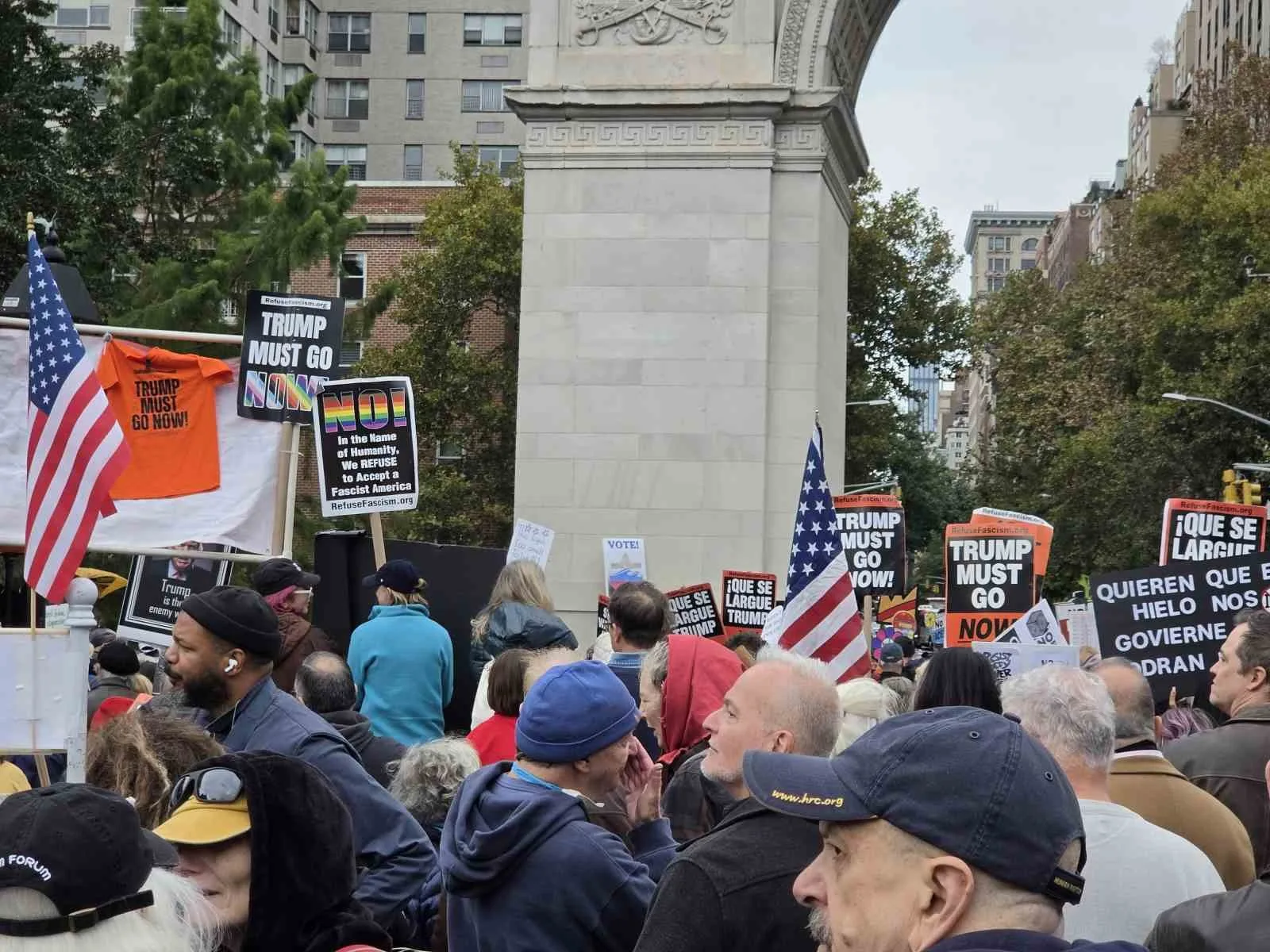 ABD'NİN NEW YORK KENTİNDE YÜZLERCE KİŞİ, BAŞKAN DONALD TRUMP KARŞITI "KRALLARA HAYIR: ERKEN OY KULLAN" SLOGANIYLA PROTESTO DÜZENLEDİ