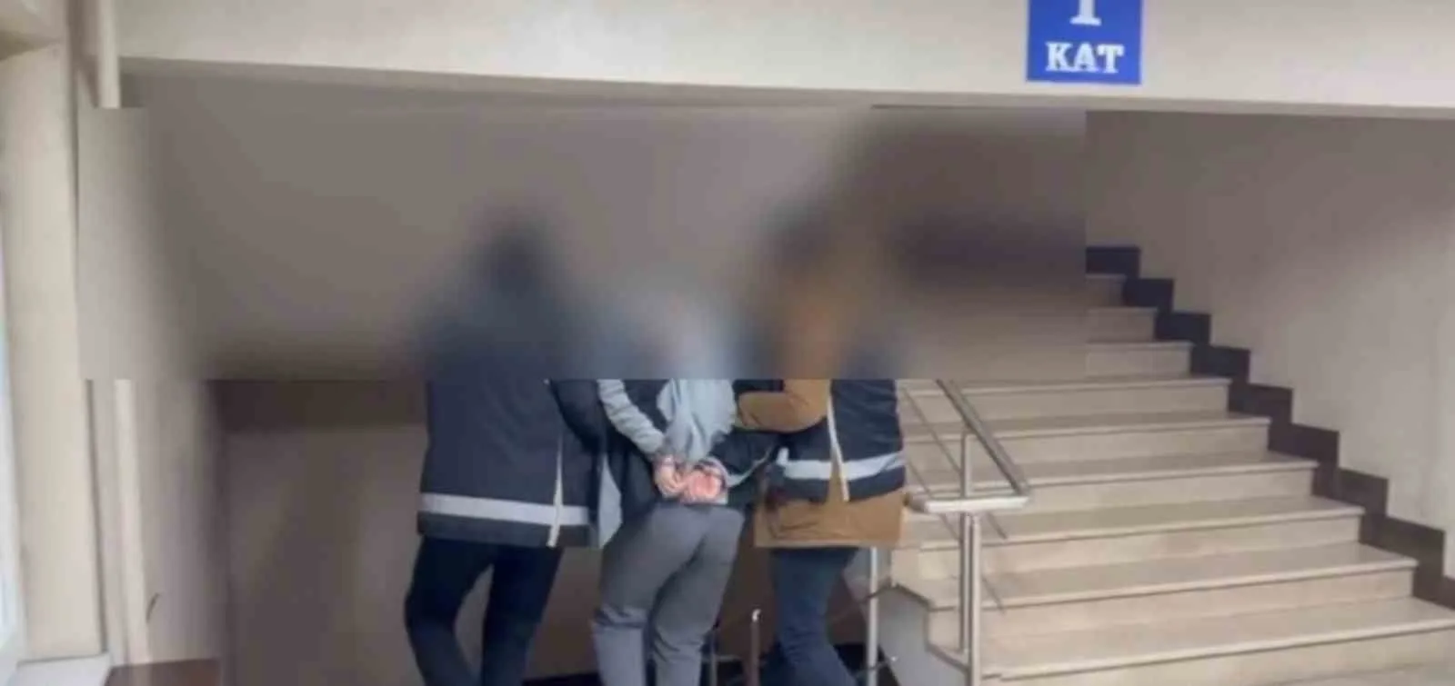 İŞ İNSANLARI VE ESNAFLARA YÖNELİK EL BOMBALI VE MOLOTOFLU 21 AYRI EYLEM HAZIRLIĞINDAKİ 3 ÖRGÜT MENSUBU YAKALANDI. KOD İSİMLERİYLE FAALİYET YÜRÜTEN 3 ŞÜPHELİ, SEVK EDİLDİKLERİ ADLİ MAKAMLARCA TUTUKLANARAK CEZAEVİNE GÖNDERİLDİ.