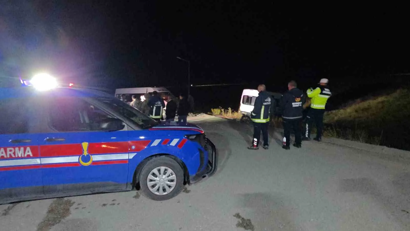 VAN’IN EDREMİT İLÇESİNDE TEKSTİL İŞÇİLERİNİ TAŞIYAN SERVİS MİNİBÜSLERİN ÇARPIŞMASI SONUCU MEYDANA GELEN TRAFİK KAZASINDA 8 KİŞİ YARALANDI.