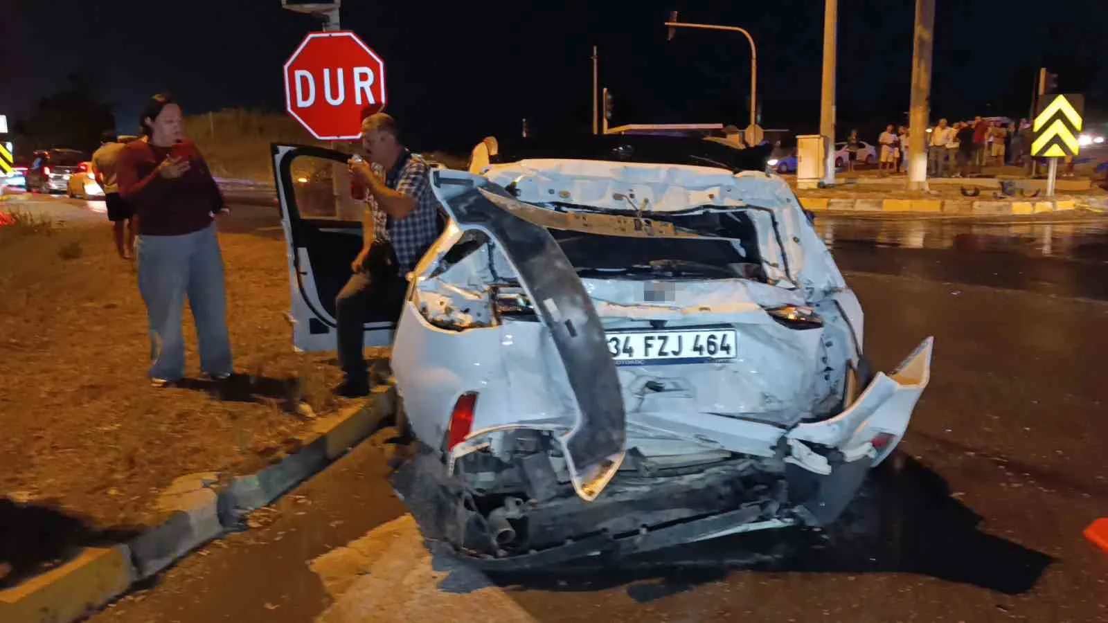 ANTALYA’NIN MANAVGAT İLÇESİNDE YAĞIŞ NEDENİYLE KAYGANLAŞAN YOLDA KONTROLDEN ÇIKAN TIR DEVRİLDİ. KAZAYI GÖREN VATANDAŞLARIN DORSENİN ALTINDA 2 KADININ KALDIĞINI BİLDİRMESİ ÜZERİNE YAN YATAN TIRIN KALDIRILMASI İÇİN ÇALIŞMA BAŞLATILDI.