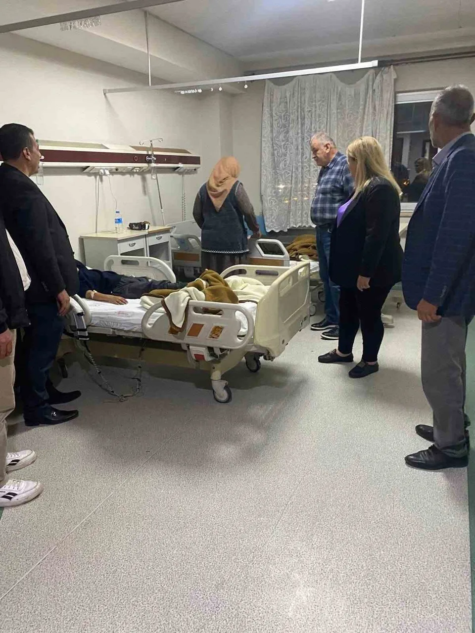 SİİRT’İN KURTALAN İLÇESİNDE GIDA ZEHİRLENMESİ ŞÜPHESİYLE HASTANEYE KALDIRILANLARIN SAYISI 34’Ü ÖĞRENCİ OLMAK ÜZERE 40’A YÜKSELDİ.