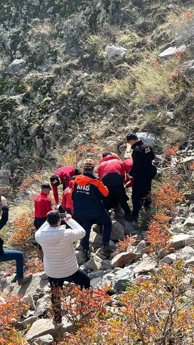 ERZURUM'UN PAZARYOLU İLÇESİNDE DÜN GECE SAATLERİNDE EVİNDEN AYRILAN VE BİR DAHA HABER ALINAMAYAN 75 YAŞINDAKİ GÜLKIZ KURT’UN, ARAMA KURTARMA EKİPLERİNİN ÇALIŞMASI SONUCU SARP ARAZİDEKİ BİR UÇURUMDA CANSIZ BEDENİ BULUNDU.