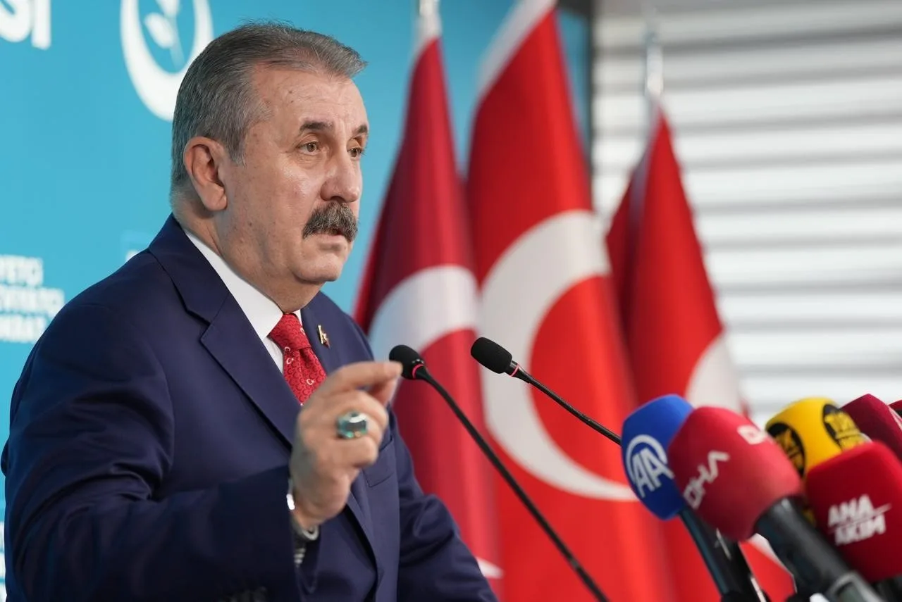 TÜRK DEVLETLERİ TEŞKİLATLARI BİRLİĞİ'NİN 13’ÜNCÜ ZİRVESİ’NİN TARİHİ BİR BULUŞMA OLDUĞUNU VURGULAYAN BÜYÜK BİRLİK PARTİSİ (BBP) GENEL BAŞKANI MUSTAFA DESTİCİ, "TÜRK DÜNYASI BİRLİKTE İNŞA EDİLECEK BİR GELECEĞİN VE ULAŞACAK KIZIL ELMANIN ADIDIR" DEDİ.