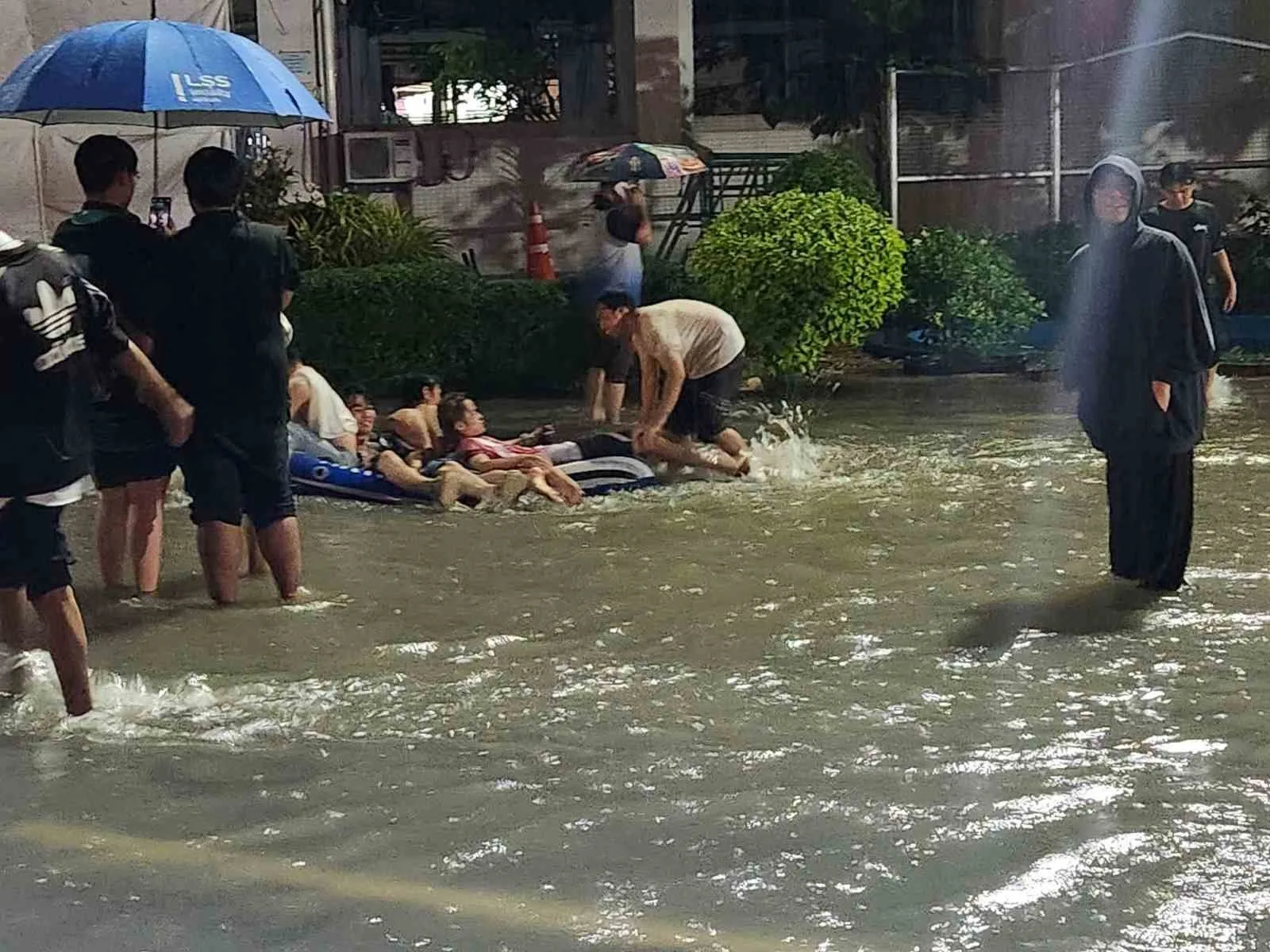 TAYLAND'IN BAŞKENTİ BANGKOK'TA 48 SAATİ AŞKIN SÜREDİR ETKİLİ OLAN ŞİDDETLİ YAĞIŞLARIN YOL AÇTIĞI SEL NEDENİYLE 50 İLÇENİN TAMAMI AFET BÖLGESİ İLAN EDİLDİ.