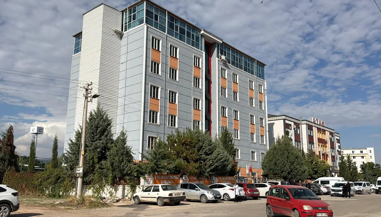HASTANEDE TEDAVİ ALTINA ALINAN GENÇ, YAPILAN BÜTÜN MÜDAHALELERE RAĞMEN HAYATINI KAYBETTİ. GENCİN CENAZESİ HASTANE MORGUNA KALDIRILIRKEN, OKULDAKİ ÖĞRENCİLER EVLERİNE GÖNDERİLDİ. POLİS EKİPLERİ OLAY YERİNDE İNCELEMELERDE BULUNDU.