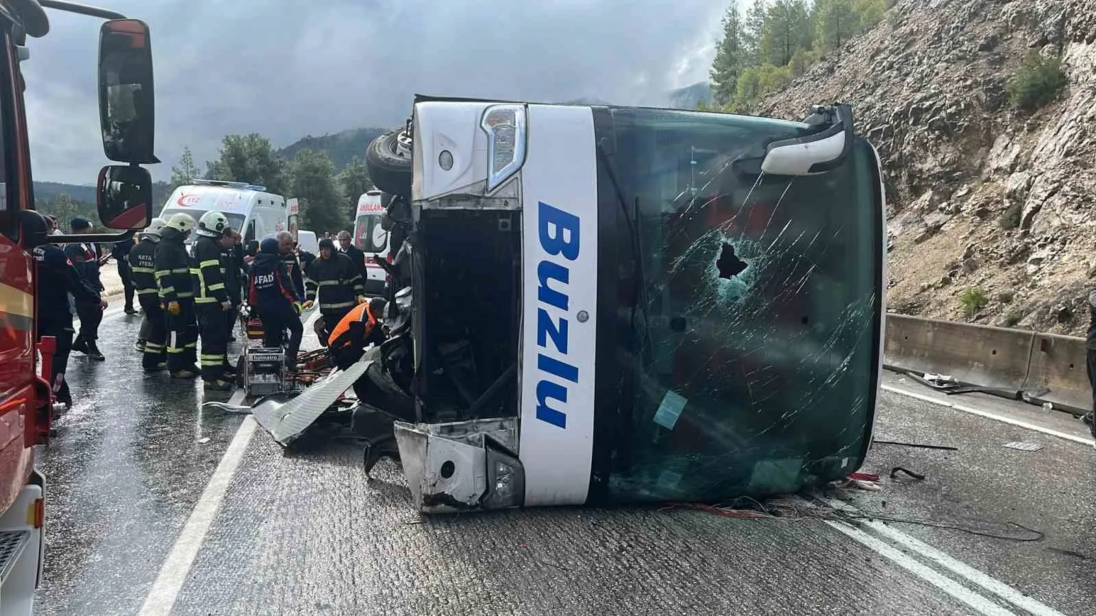 ISPARTA ANTALYA KARA YOLUNDA YOLCU OTOBÜSÜNÜN DEVRİLMESİ SONUCU MEYDANA GELEN KAZADA İLK BELİRLEMELERE GÖRE 1 KİŞİNİN HAYATINI KAYBETTİĞİ 7 KİŞİNİN İSE YARALANDIĞI BİLDİRİLDİ