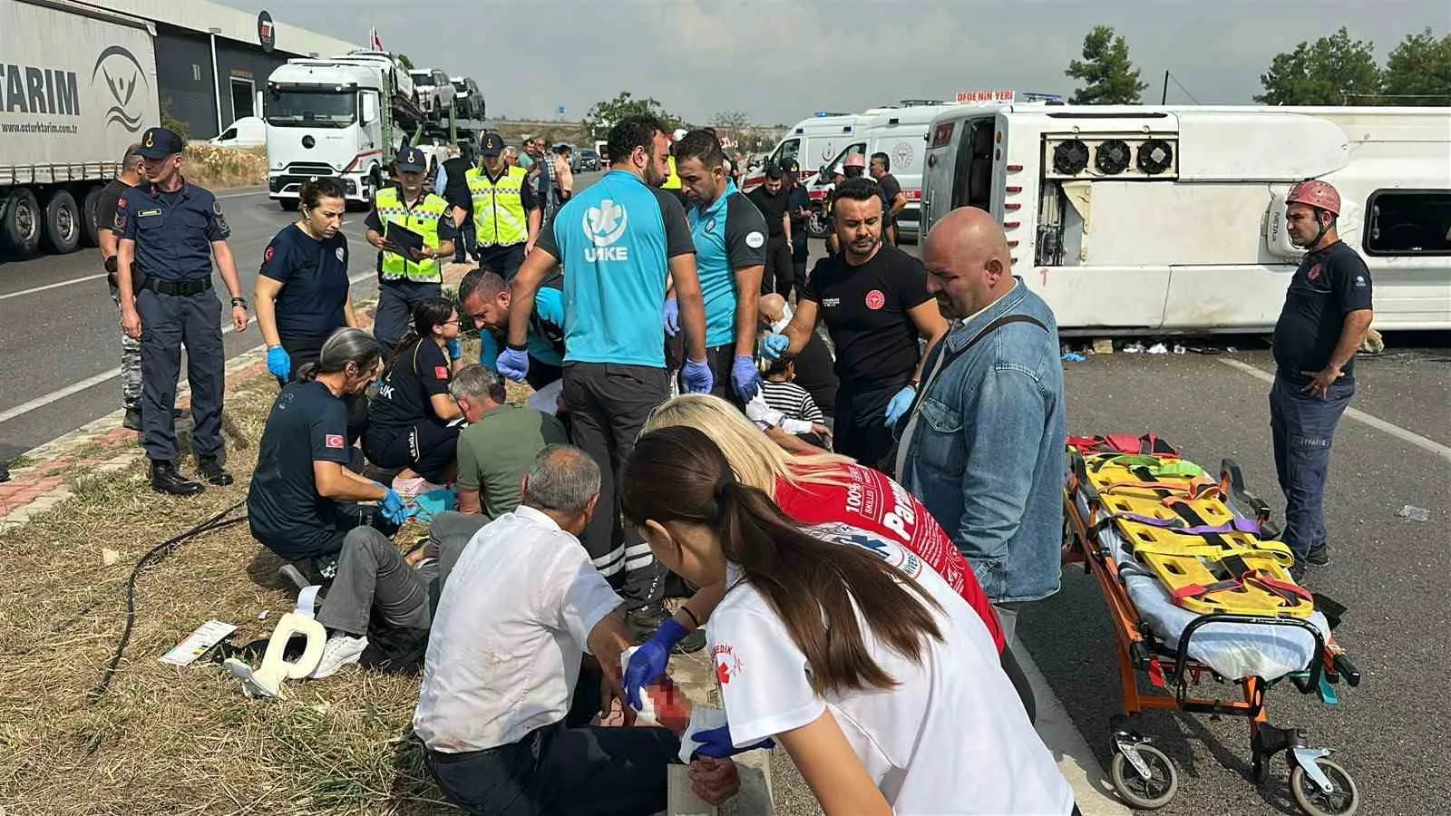 ANTALYA-ISPARTA KARAYOLUNDA YOLCU MİDİBÜS DEVRİLMESİ SONUCU MEYDANA GELEN TRAFİK KAZASINDA 17 KİŞİ YARALANDI