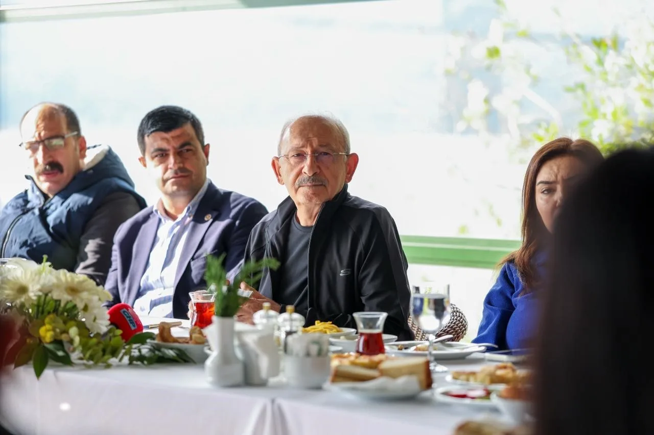 CUMHURİYET HALK PARTİSİ GENEL BAŞKANI KEMAL KILIÇDAROĞLU, "BENİM ÖMÜR BOYU CHP GENEL BAŞKANLIĞI YAPACAĞIM DİYE BİR İDDİAM HİÇ OLMADI. GÜVENLİ LİMANA GETİRMEKTEN KASTETTİĞİM HER AÇIDAN KURULUŞUNDAKİ KODLARA DÖNEN BİR CUMHURİYET HALK PARTİSİ'Nİ ARZU EDİYORUM" DEDİ.