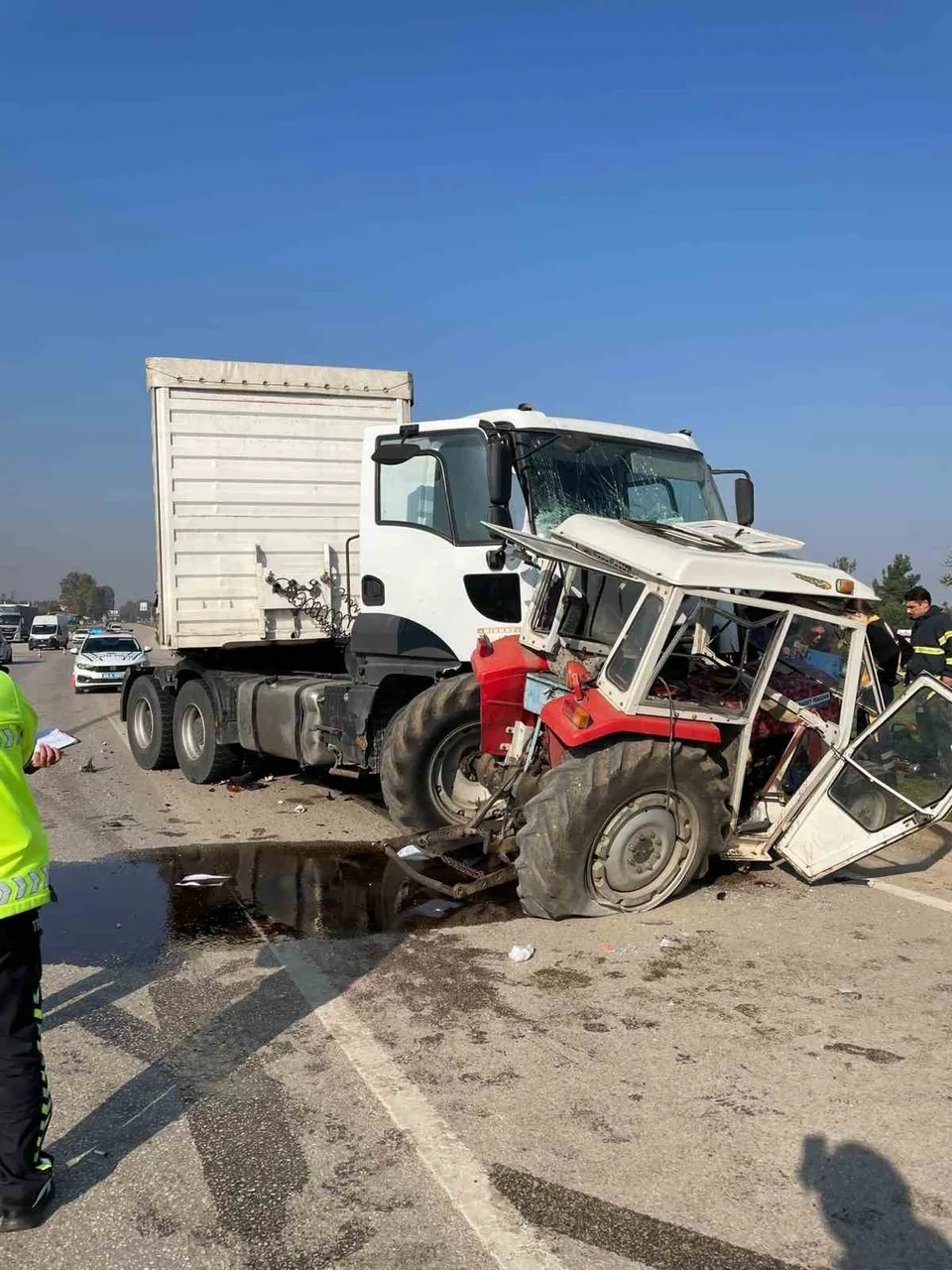 TOKAT’IN ERBAA İLÇESİNDE ASKERİ TIR İLE TRAKTÖRÜN ÇARPIŞMASI SONUCU 2 KİŞİ HAYATINI KAYBETTİ, 1 KİŞİ YARALANDI.