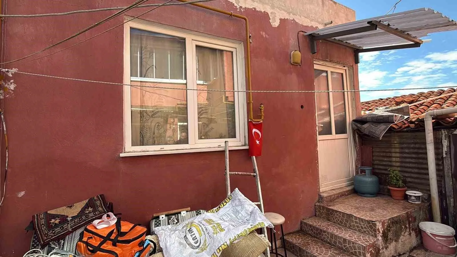 MUĞLA'NIN MENTEŞE İLÇESİNDE SOBADAN SIZAN KARBONMONOKSİT GAZINDAN ZEHİRLENEN 76 YAŞINDAKİ ADAM HAYATINI KAYBETTİ.