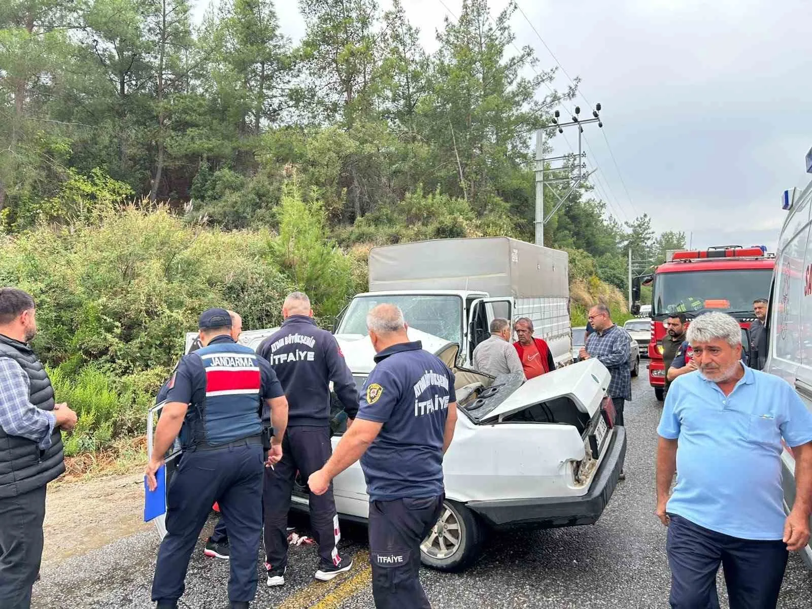 AYDIN'IN BOZDOĞAN İLÇESİNDE OTOMOBİL VE KAMYONETİN ÇARPIŞMASI SONUCU MEYDANA GELEN TRAFİK KAZASINDA 1 KİŞİ HAYATINI KAYBEDERKEN, 2 KİŞİ DE YARALANDI.