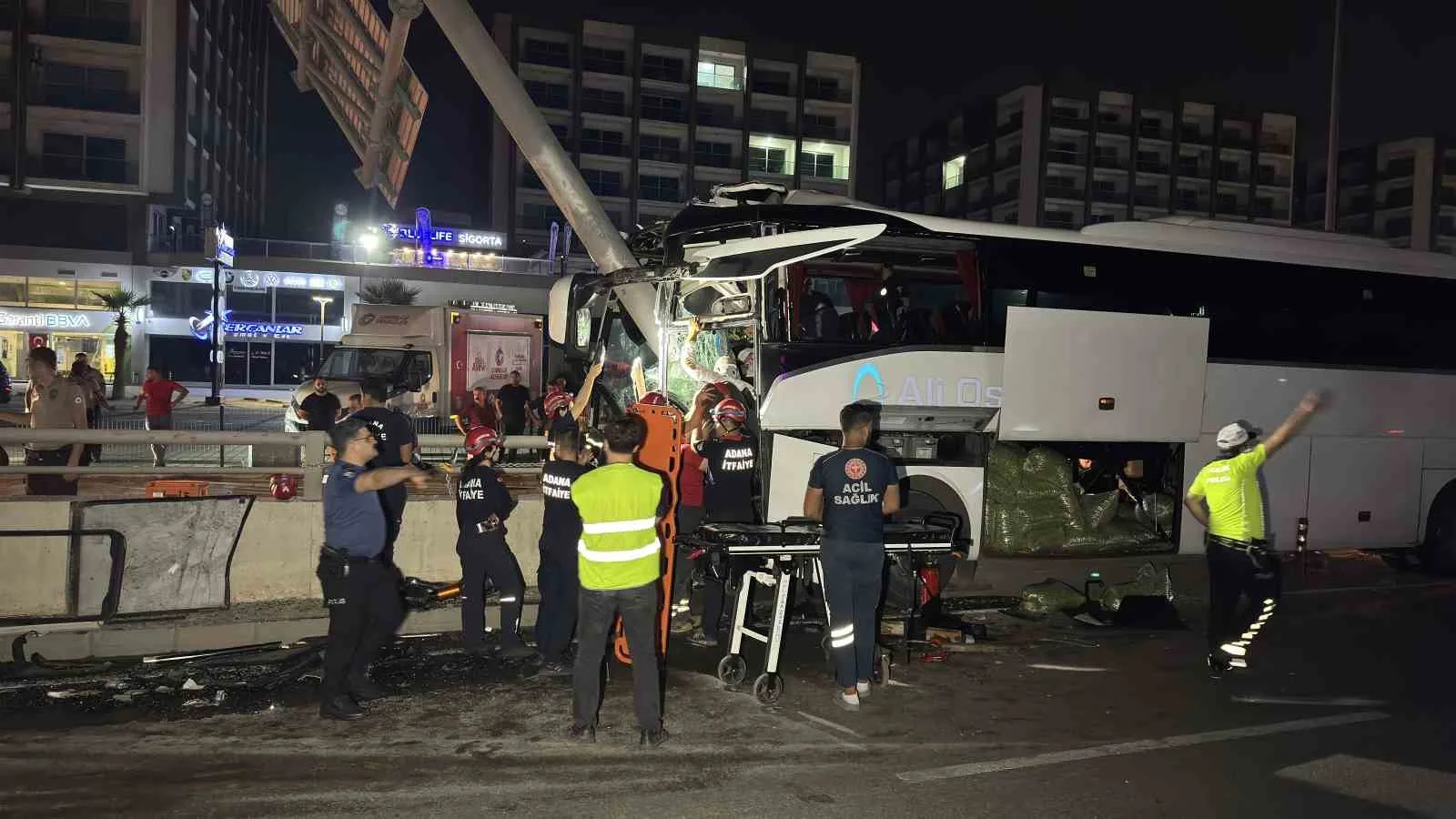 ADANA'DA KONTROLDEN ÇIKAN YOLCU OTOBÜSÜ ÖNCE TABELA DİREĞİNE ARDINDAN ALT GEÇİT DUVARINA ÇARPTI. KAZADA YARALANAN 11 KİŞİ HASTANELERE KALDIRILDI.