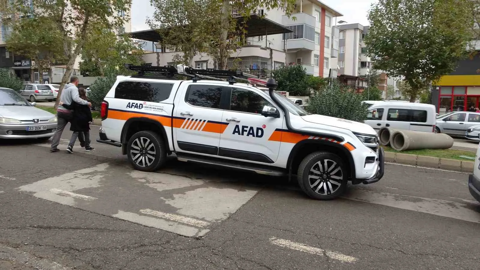 KAHRAMANMARAŞ’TA İKİ OKULUN YANINDA BULUNAN İNŞAATTA YÜRÜTÜLEN ÇALIŞMA SIRASINDA ORTAYA ÇIKAN VE KİMYASAL MADDE KAYNAKLI OLDUĞU DEĞERLENDİRİLEN KOKUDAN ETKİLENEN 20 ÖĞRENCİ, TEDBİR AMAÇLI HASTANEYE KALDIRILARAK AYAKTA TEDAVİ EDİLDİ.