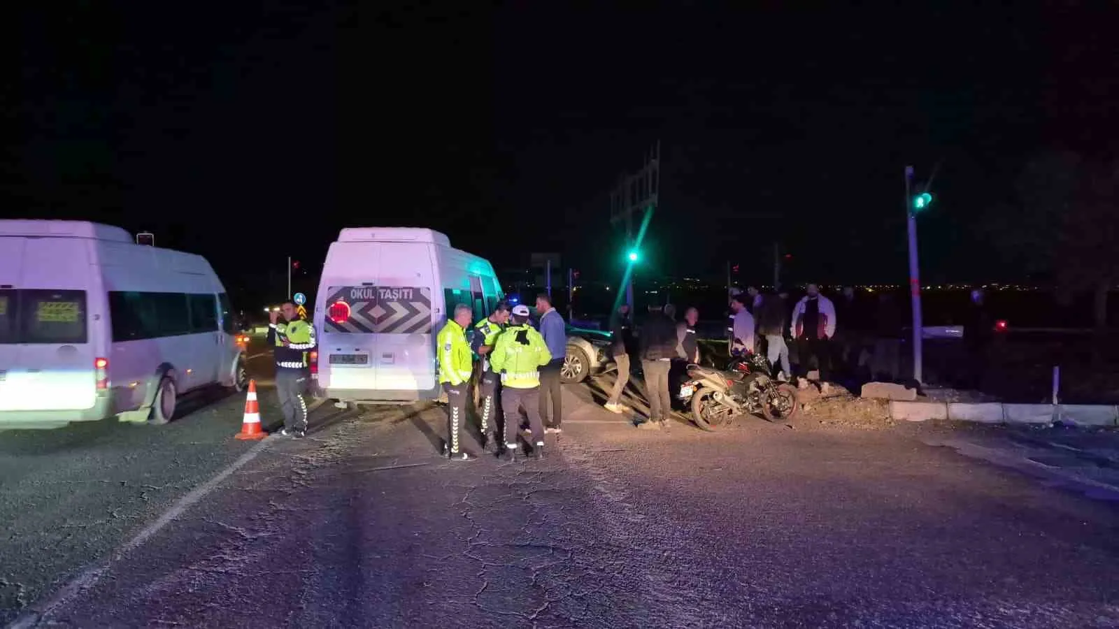 ADIYAMAN’DA MİNİBÜS İLE OTOMOBİLİN ÇARPIŞMASI SONUCU 12 KİŞİ YARALANDI.